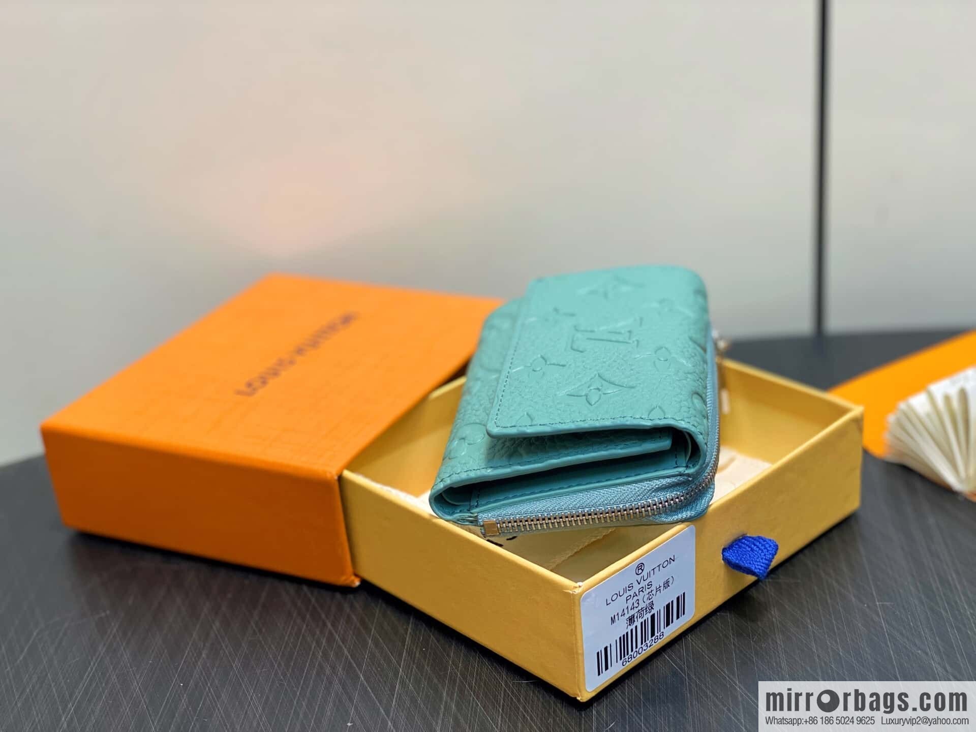 [Boutique‑grade] M14143 mint green, full leather tri-fold wallet Portfolio Pilot wallet