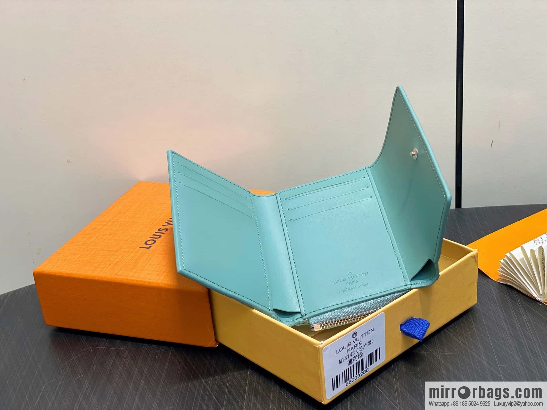 [Boutique‑grade] M14143 mint green, full leather tri-fold wallet Portfolio Pilot wallet