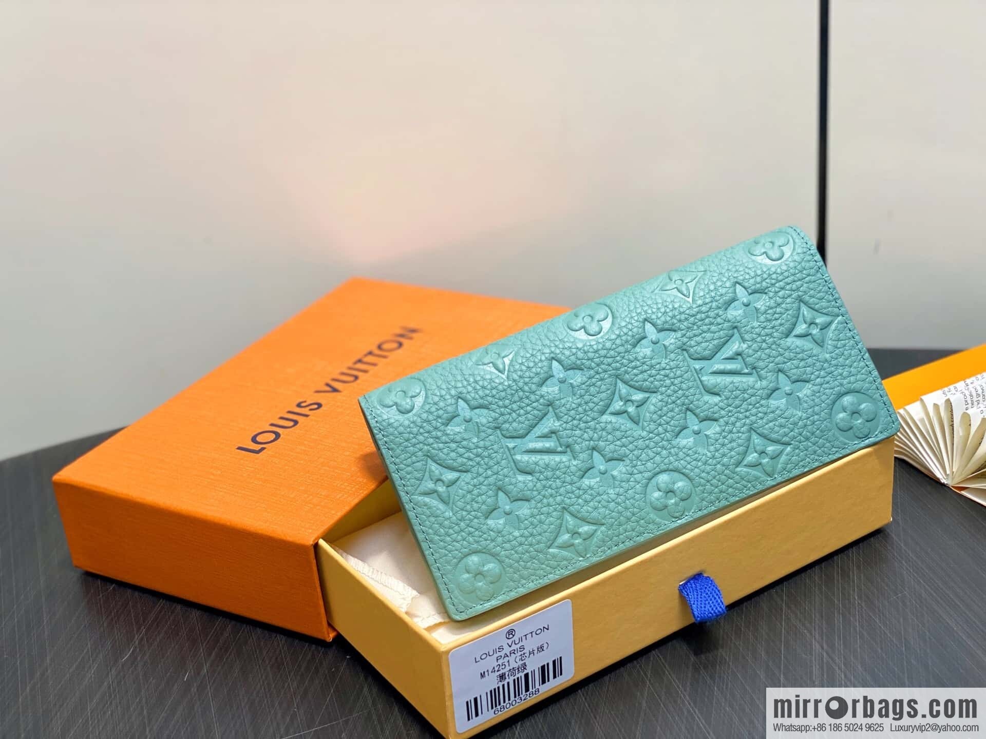 [Boutique‑grade] M14251 mint green, full leather suit clip BRAZZA wallet