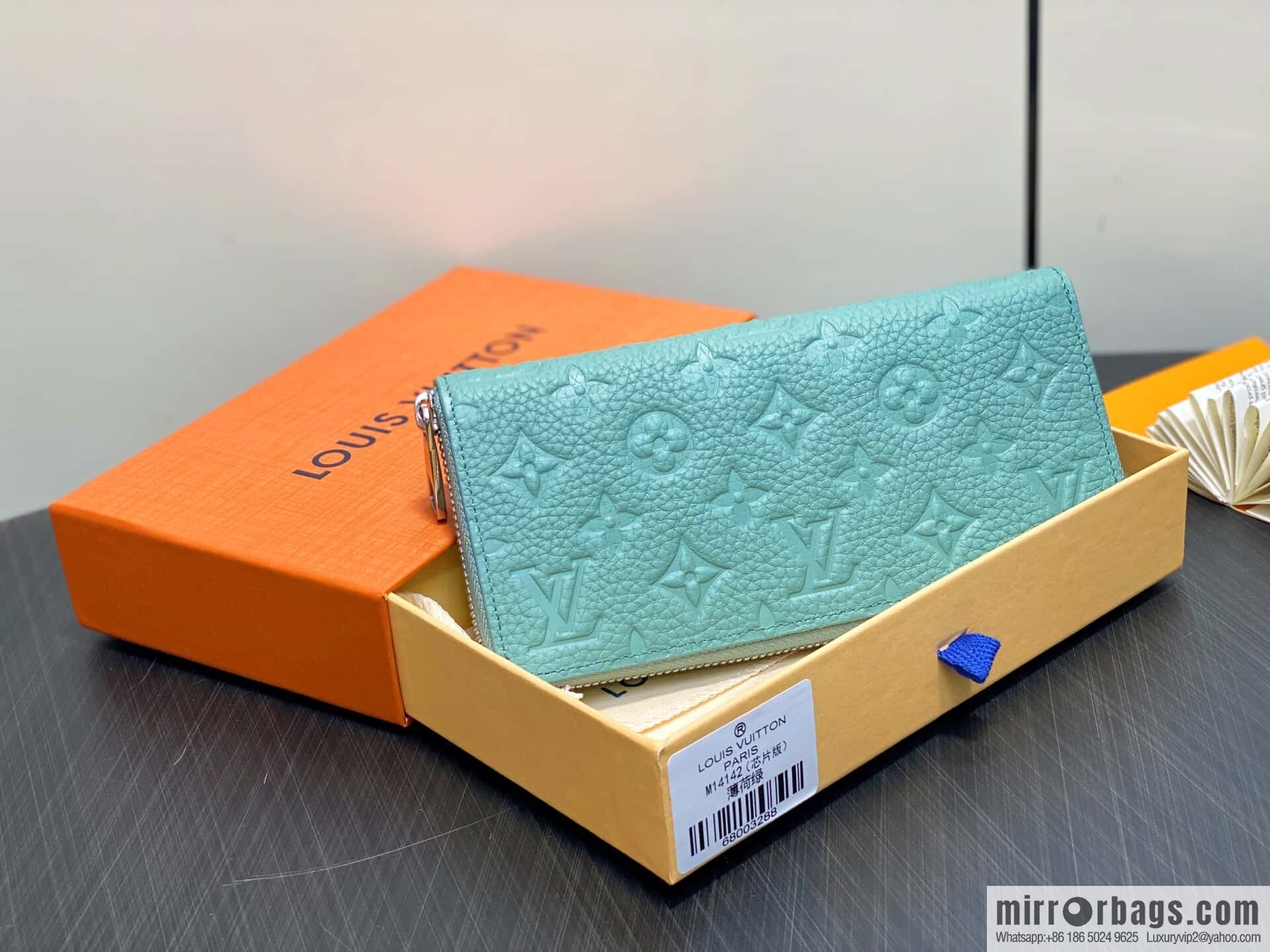 [Boutique‑grade] M14142 mint green, full leather single zipper wallet Zippy wallet
