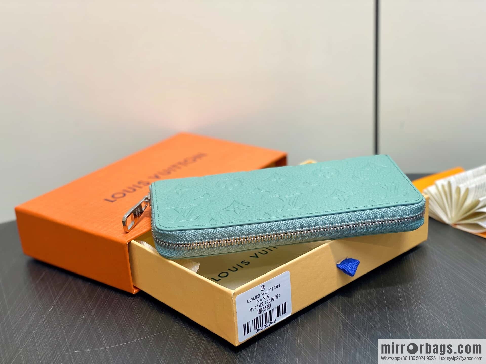 [Boutique‑grade] M14142 mint green, full leather single zipper wallet Zippy wallet
