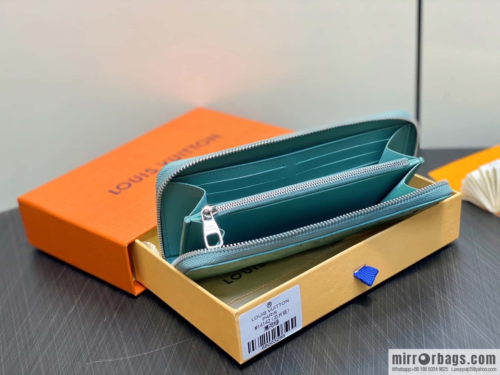 [Boutique‑grade] M14142 mint green, full leather single zipper wallet Zippy wallet
