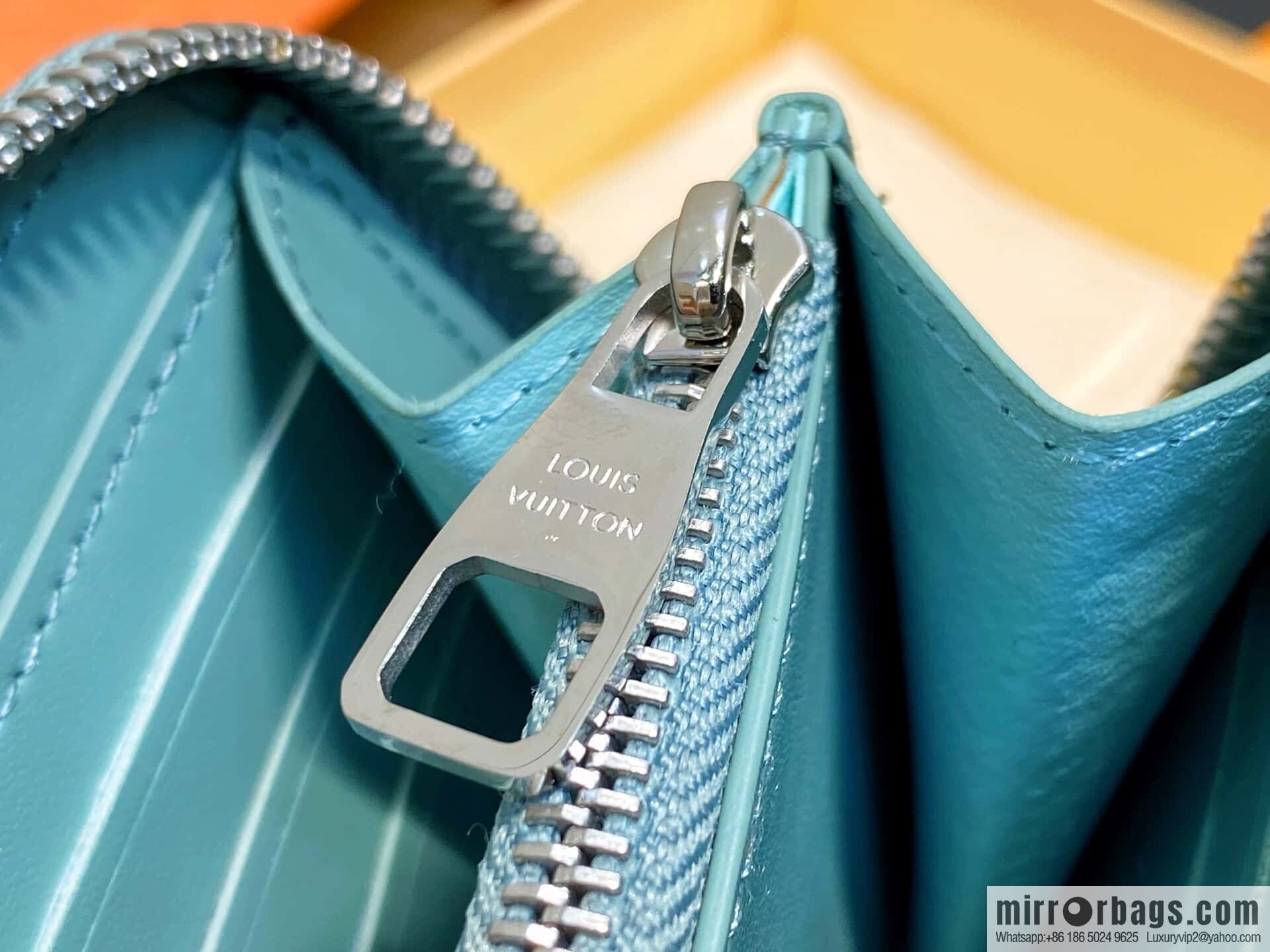 [Boutique‑grade] M14142 mint green, full leather single zipper wallet Zippy wallet