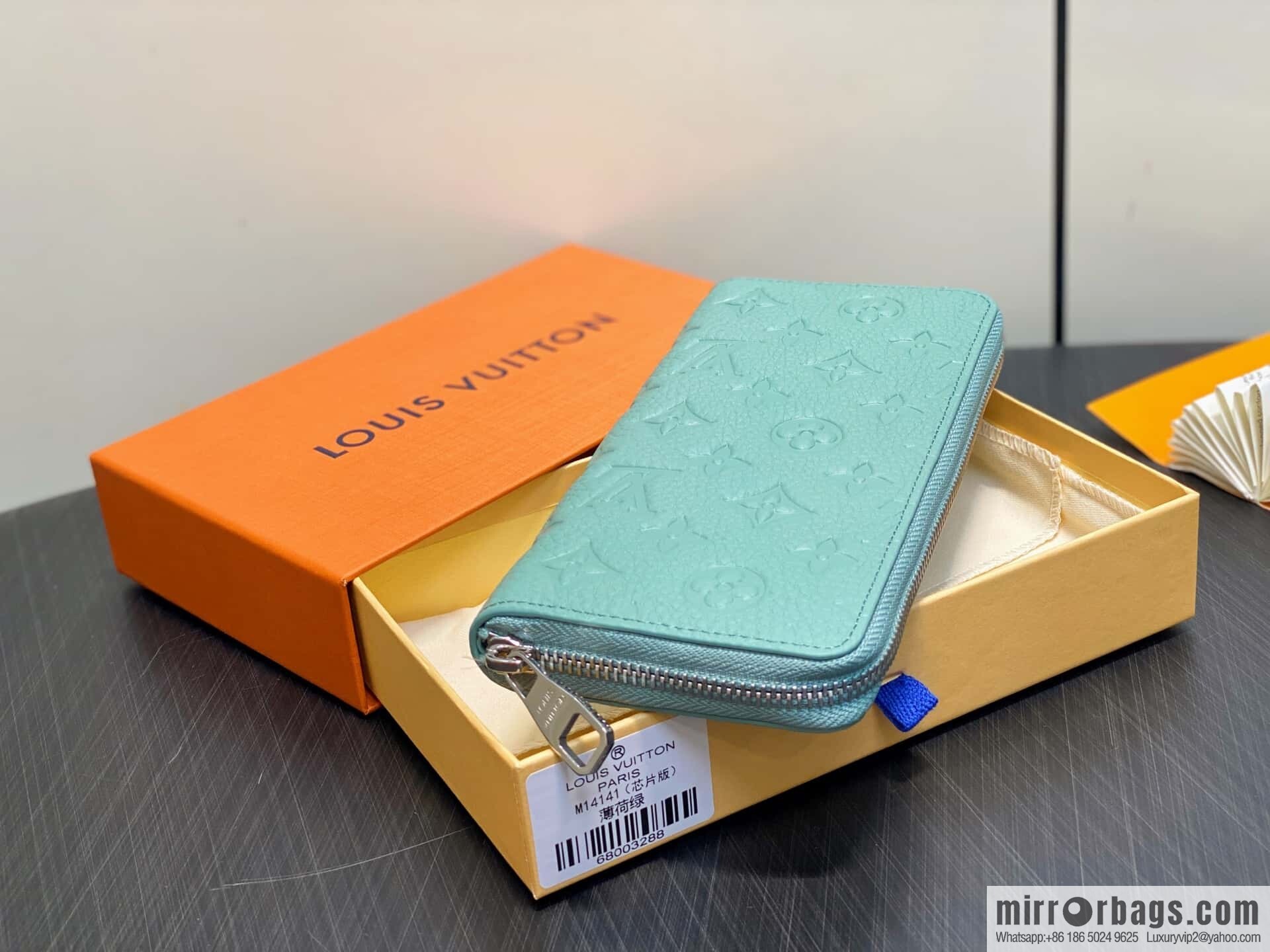 [Boutique‑grade] M14141 mint green, full leather single zipper wallet Zippy wallet