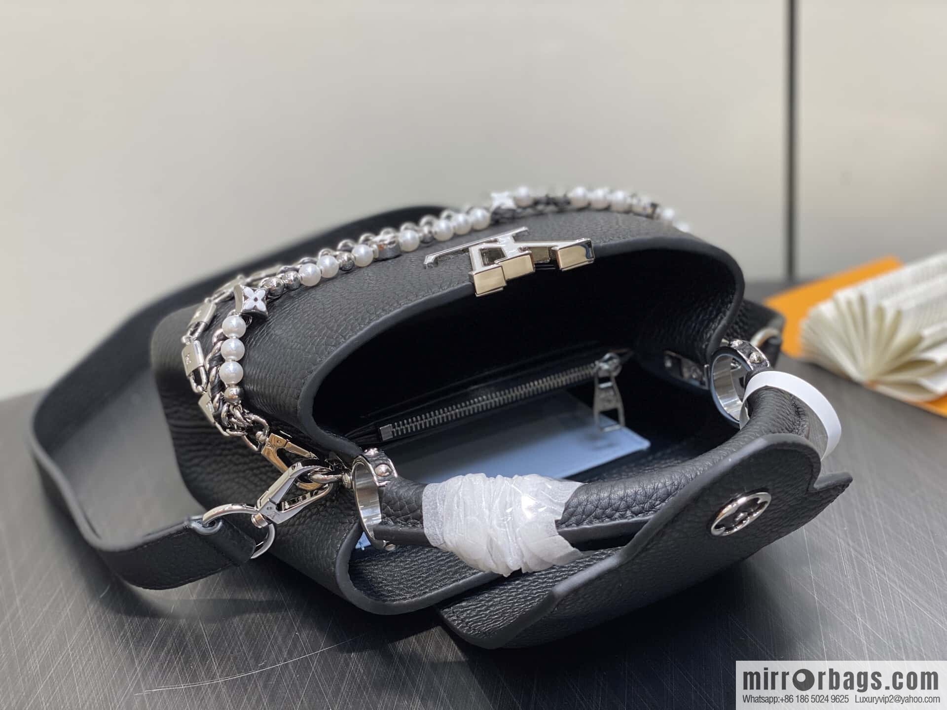 [Boutique‑grade] M12345 black, full leather cap that English model, this Capucines mini handbag