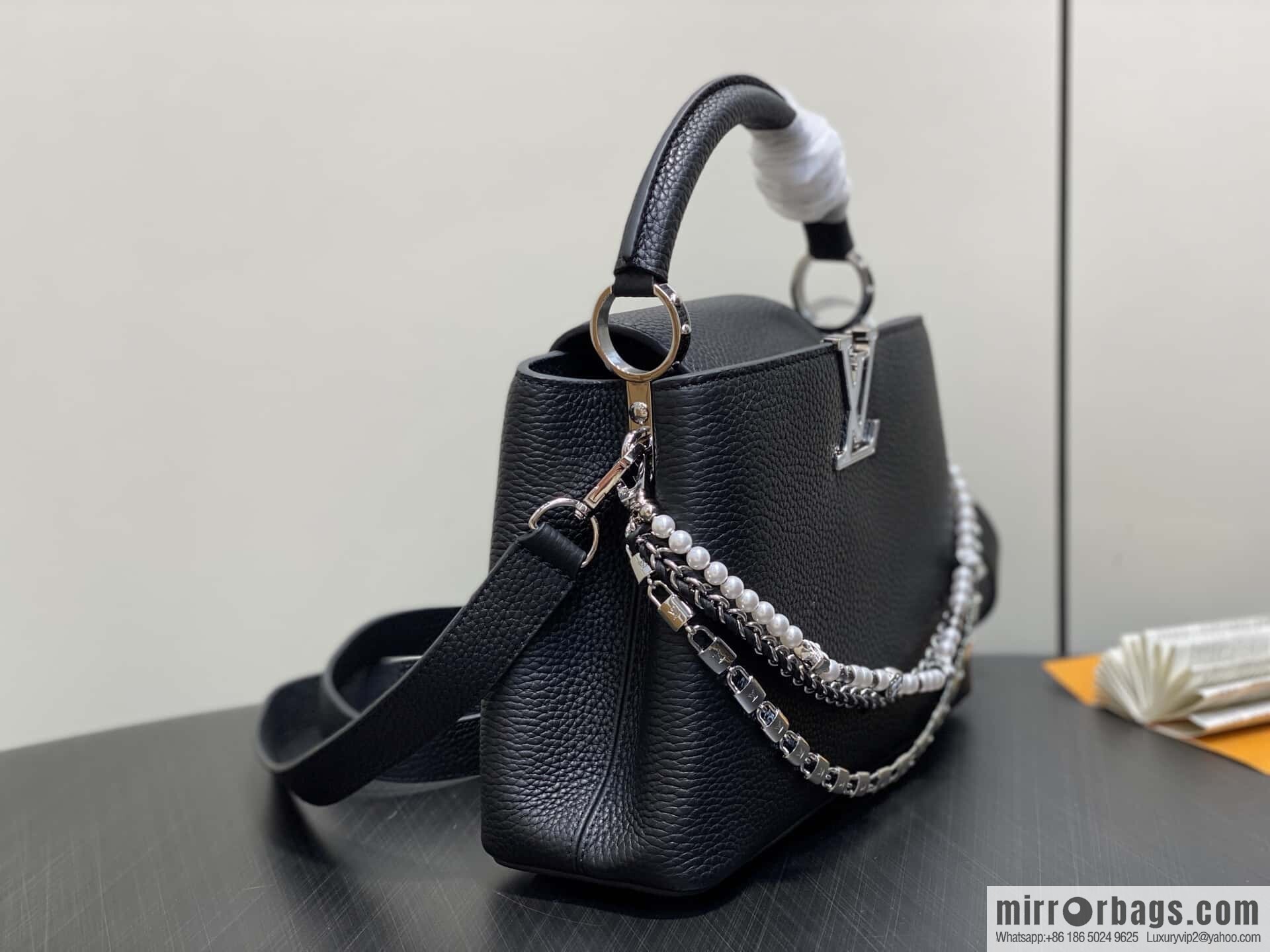 [Boutique‑grade] M12345 black, full leather cap, this Capucines BB handbag.