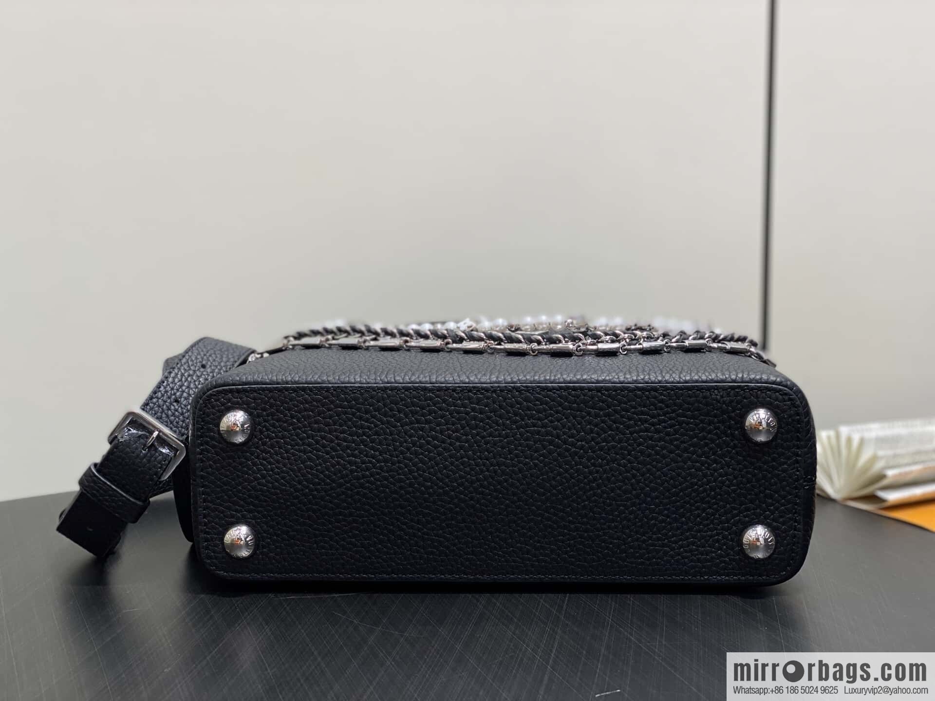 [Boutique‑grade] M12345 black, full leather cap, this Capucines BB handbag.