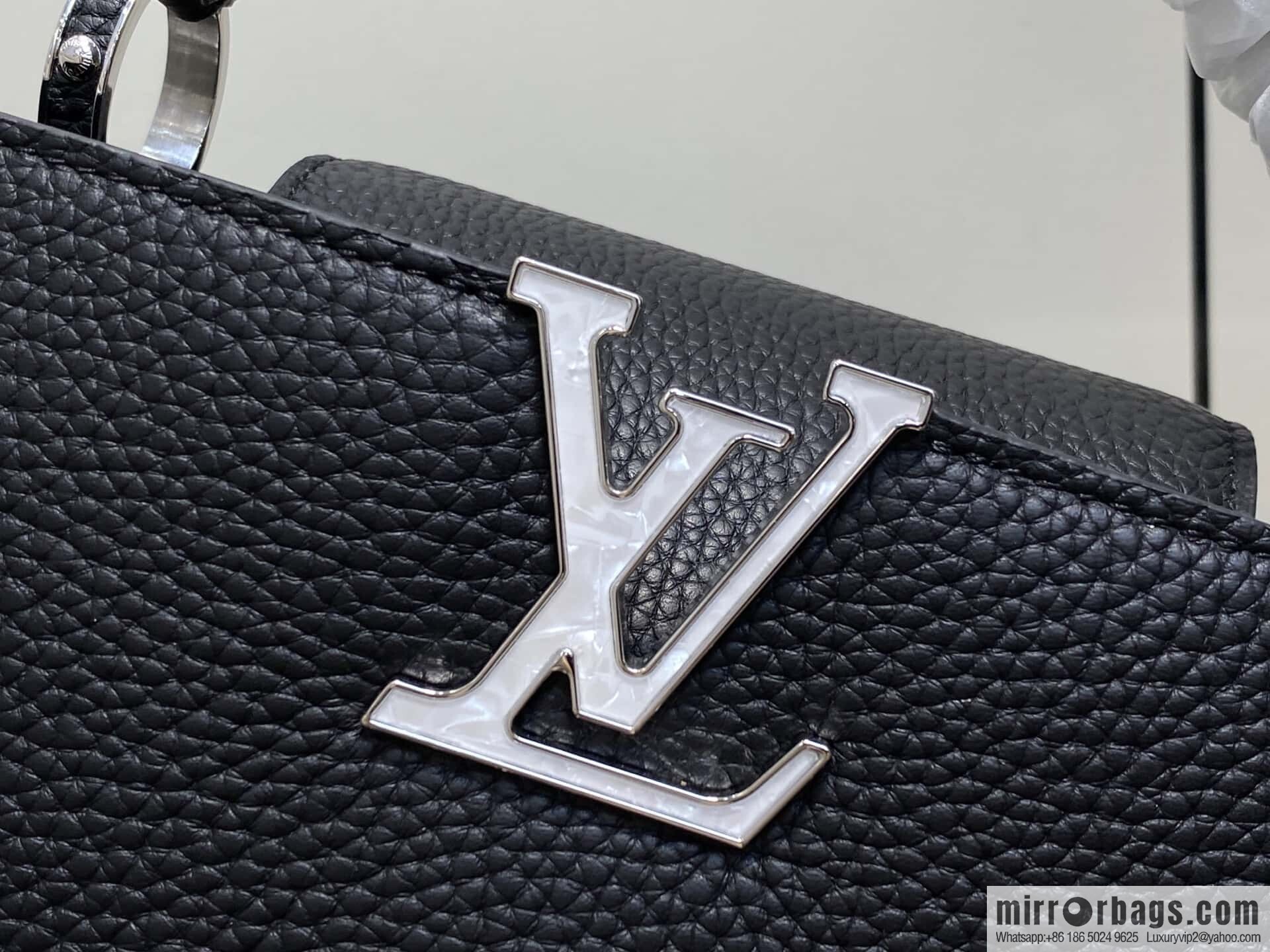 [Boutique‑grade] M12345 black, full leather cap, this Capucines BB handbag.
