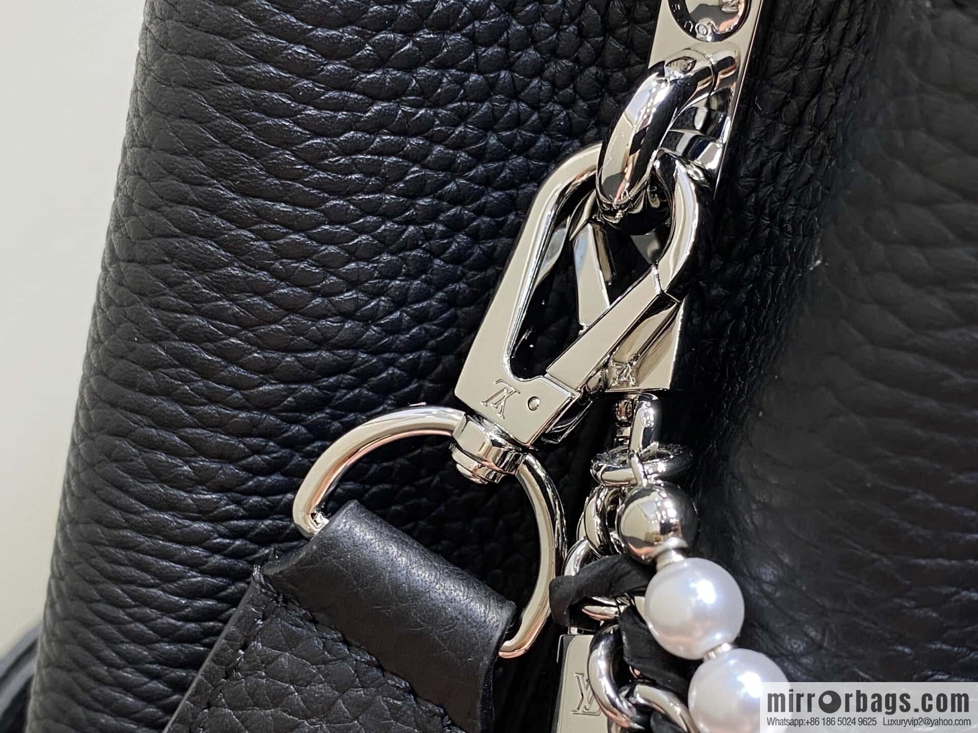 [Boutique‑grade] M12345 black, full leather cap, this Capucines BB handbag.