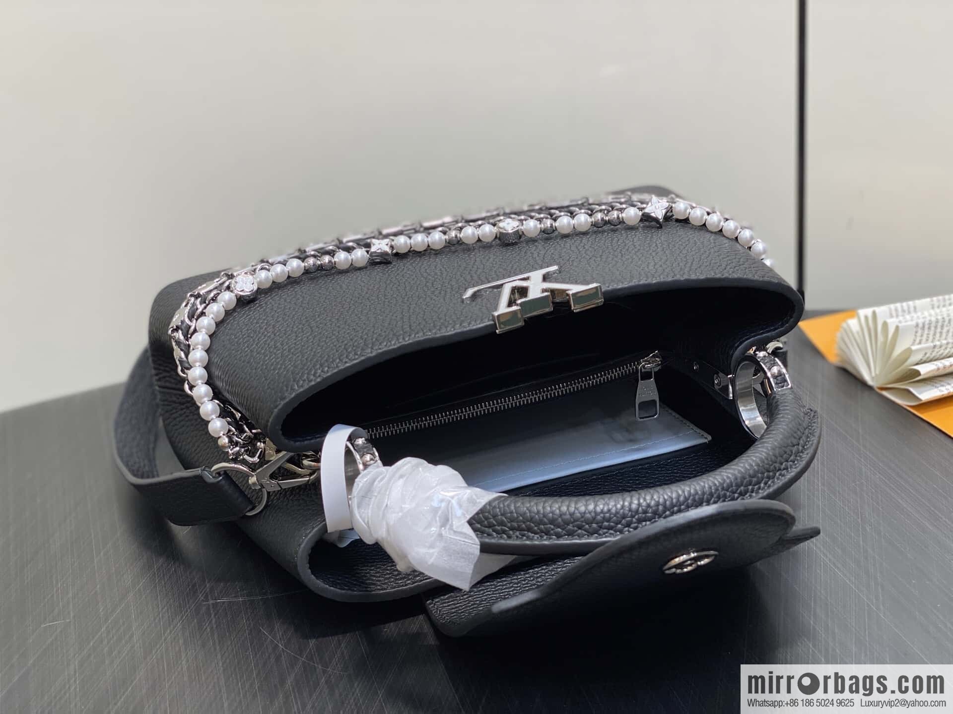 [Boutique‑grade] M12345 black, full leather cap, this Capucines BB handbag.