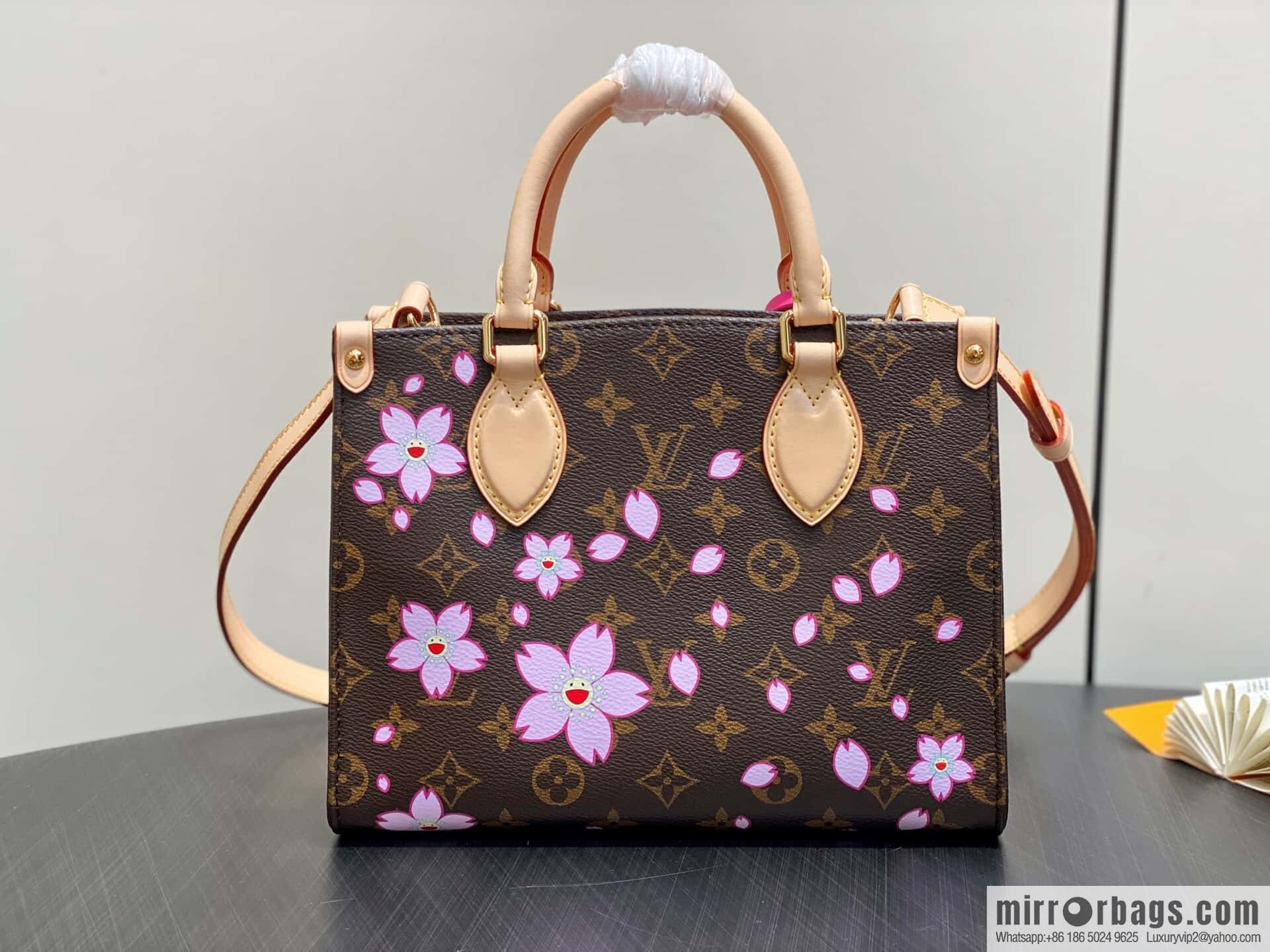[Boutique‑grade] M13269 presbyopia, cherry blossom/Murakami Takashi, square bag OnTheGo small handbag