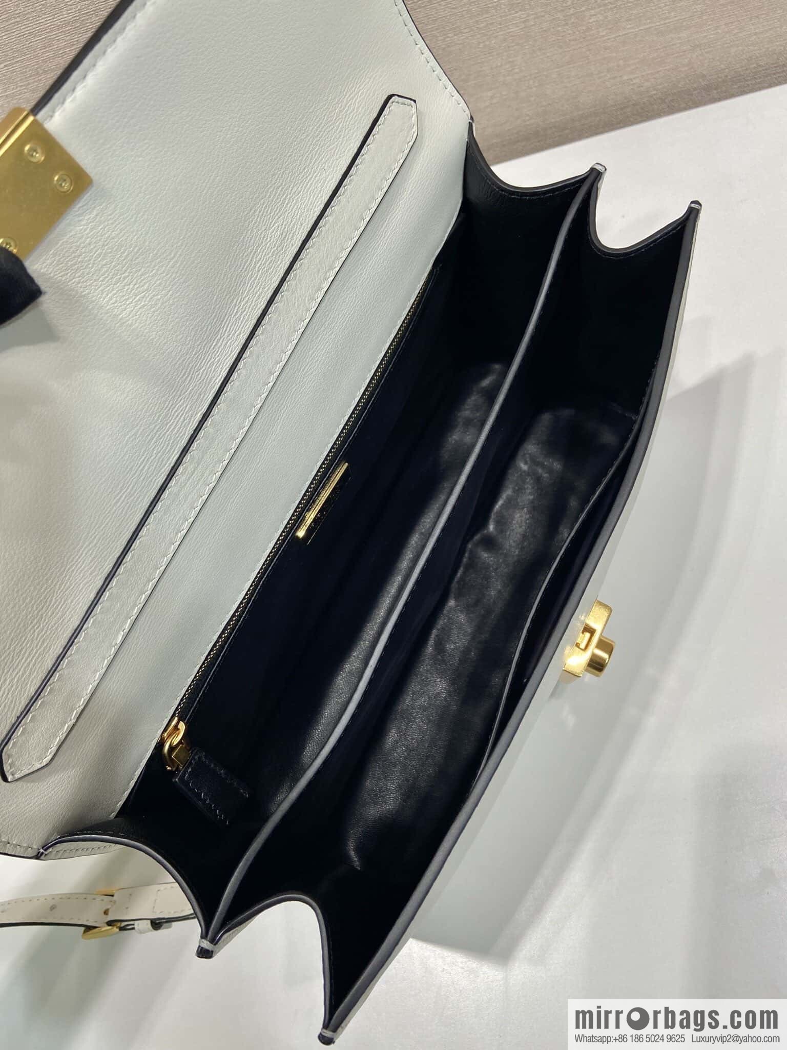 PRADA 🎉 new catwalk model 🎉 1BN023 calfskin 🎉🎉 white