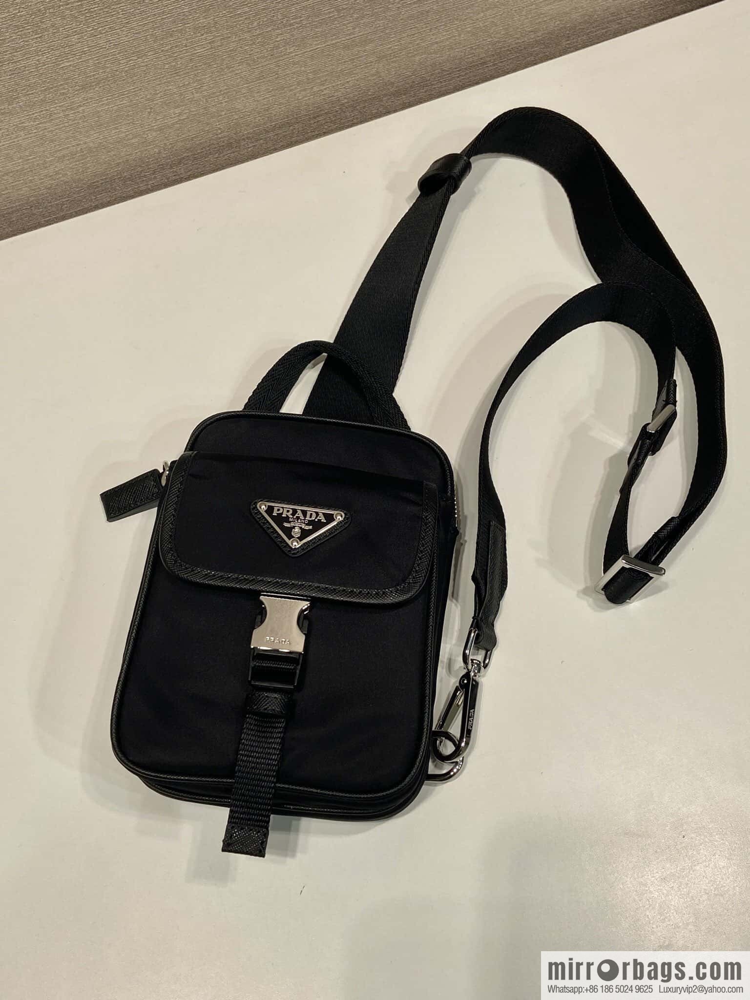 PRADA 🎉 new mobile phone breast bag 🎉 2ZH194🎉🎉