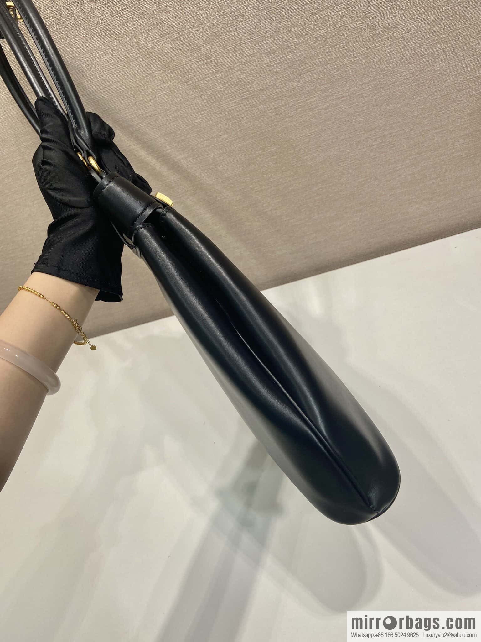 PRADA 🎉 new 🎉 1BG567 long arm 🎉🎉 black