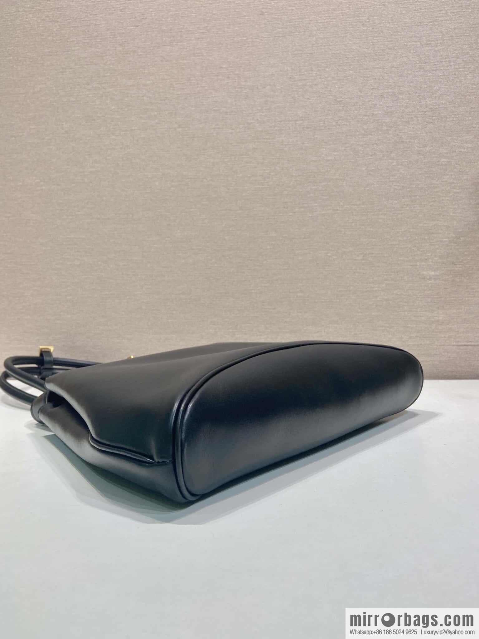 PRADA 🎉 new 🎉 1BG567 long arm 🎉🎉 black
