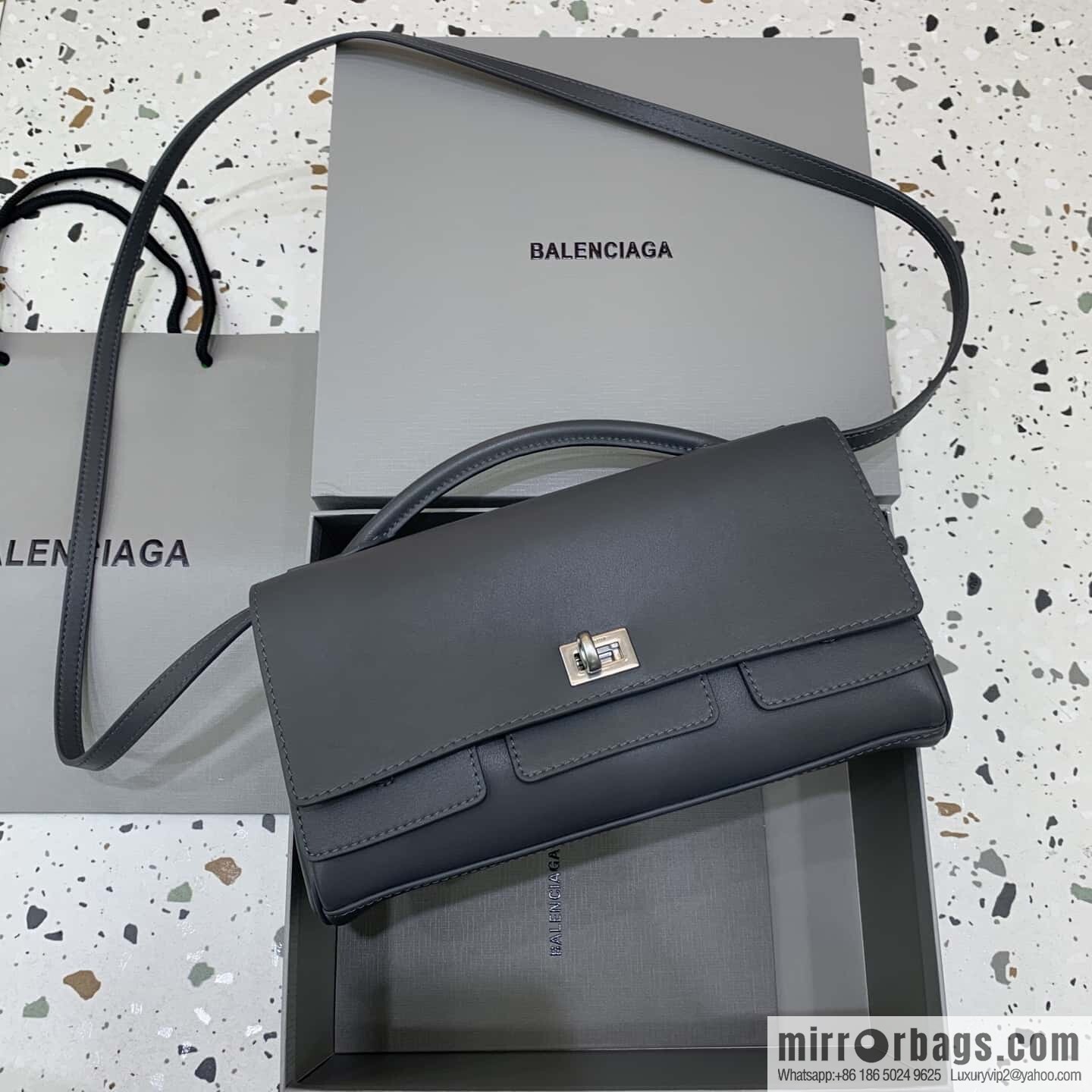 Balenciaga's new Bel Air Clutch clamshell clutch bag 843943 [dark gray]