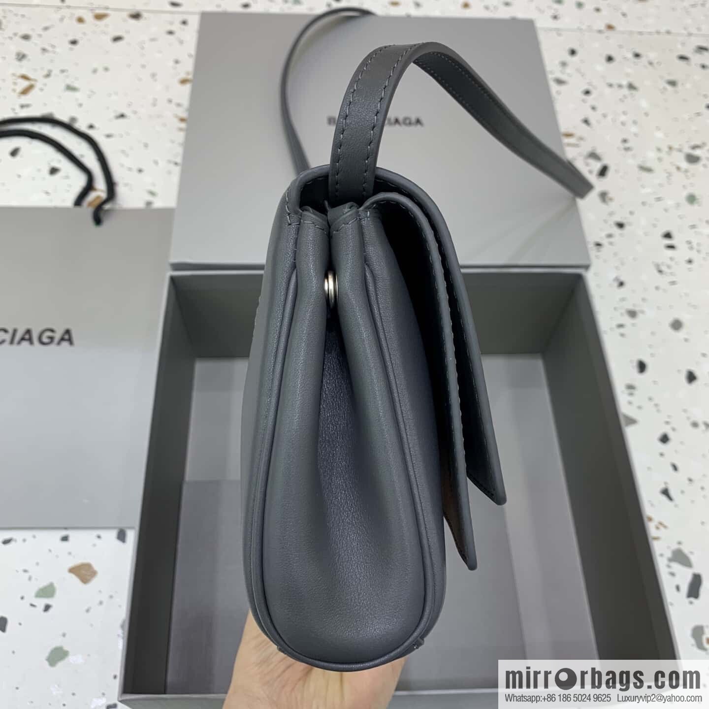 Balenciaga's new Bel Air Clutch clamshell clutch bag 843943 [dark gray]