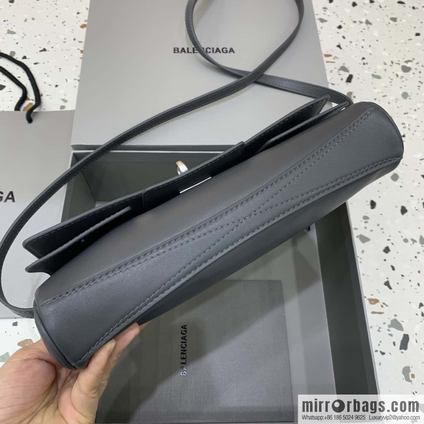 Balenciaga's new Bel Air Clutch clamshell clutch bag 843943 [dark gray]