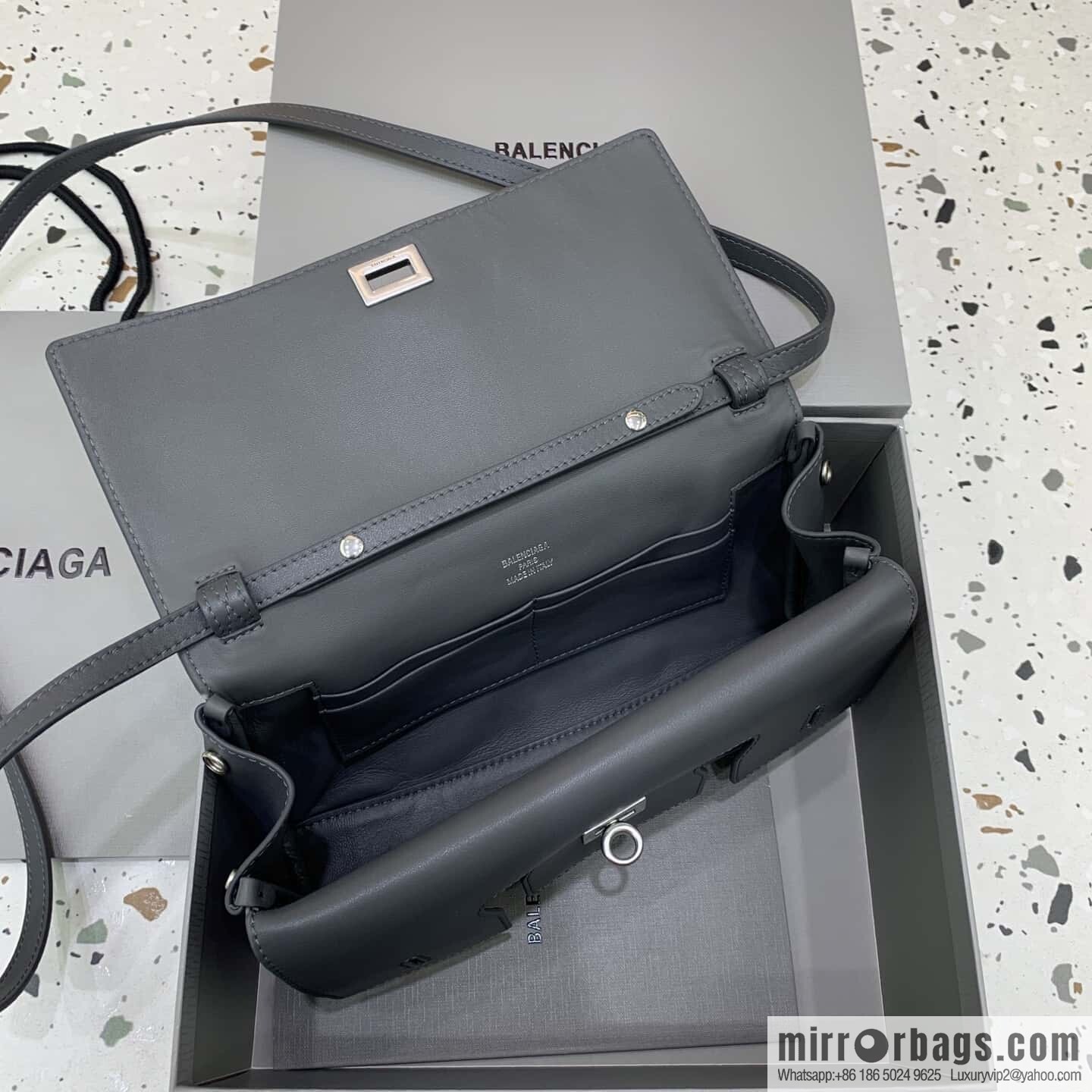 Balenciaga's new Bel Air Clutch clamshell clutch bag 843943 [dark gray]
