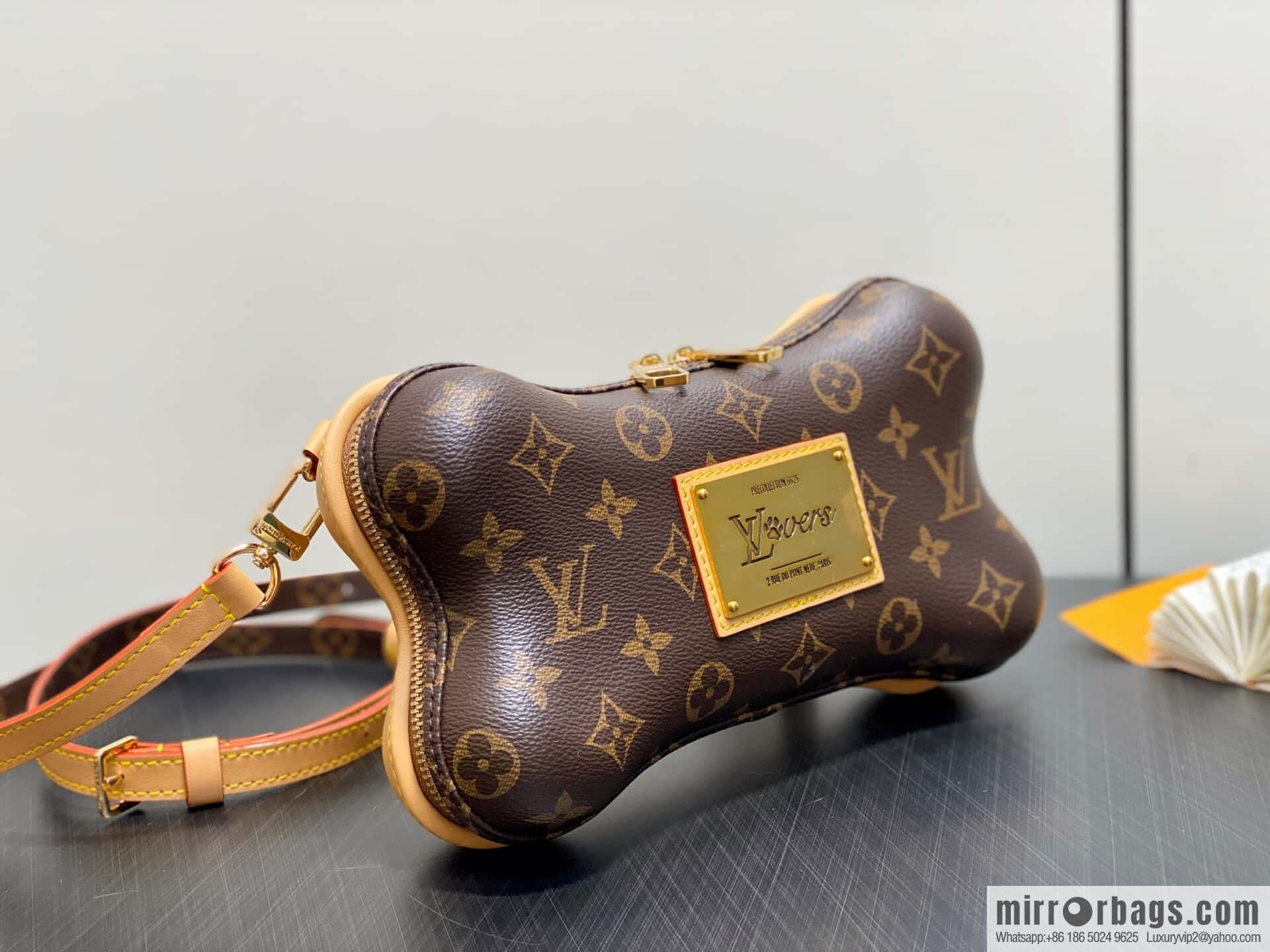 [Boutique‑grade] M12615 presbyopia, bone bag BONE mini handbag Bone mini handbag