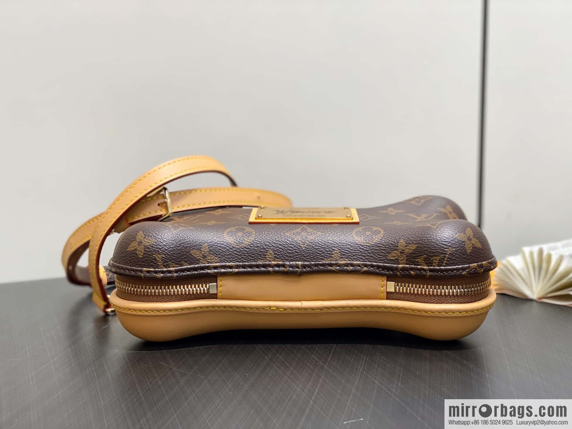 [Boutique‑grade] M12615 presbyopia, bone bag BONE mini handbag Bone mini handbag