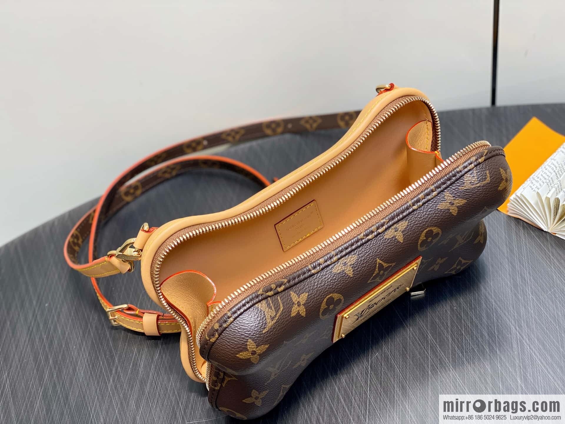[Boutique‑grade] M12615 presbyopia, bone bag BONE mini handbag Bone mini handbag