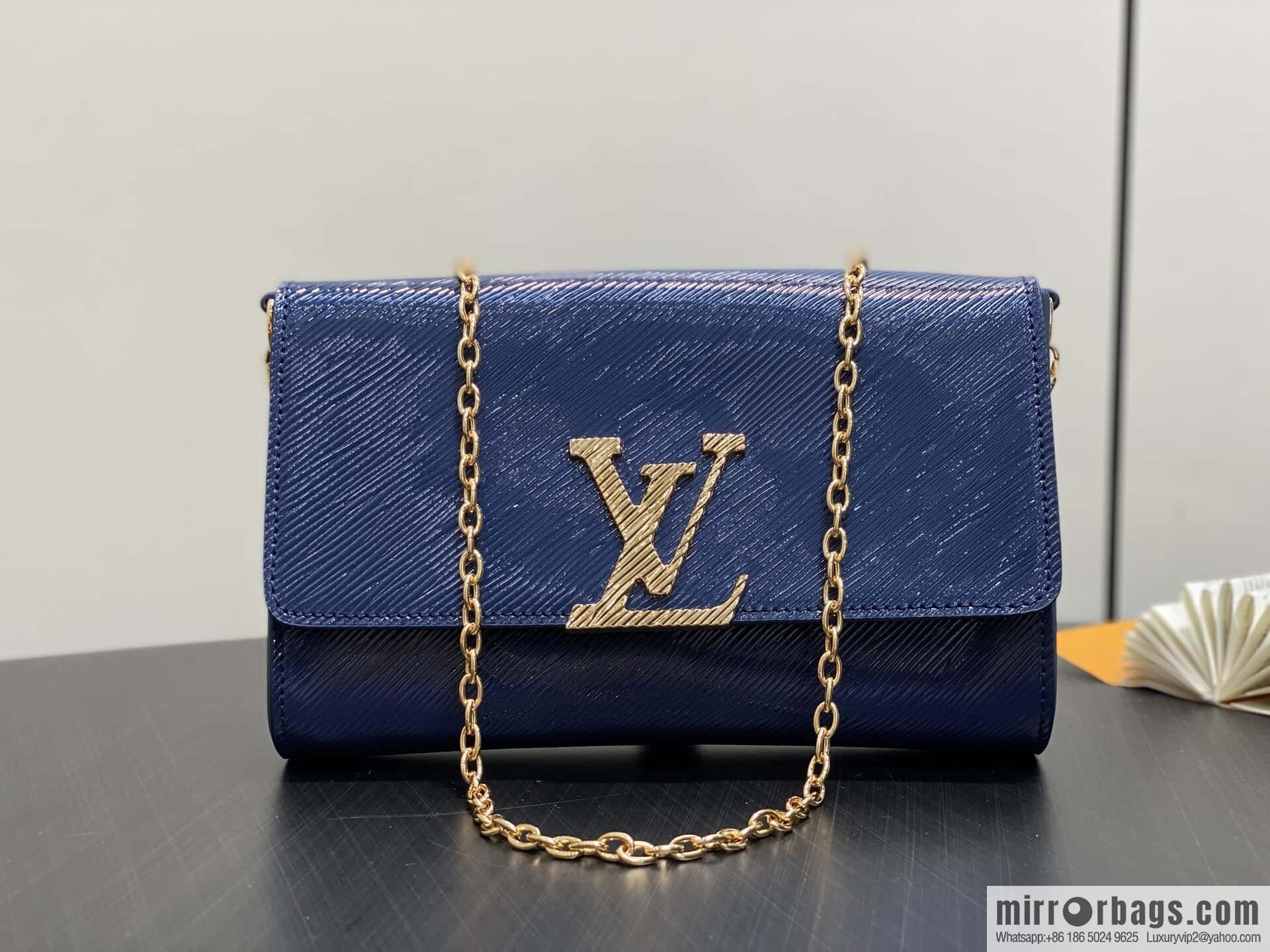 [Boutique‑grade] M13165 blue patent leather water ripple, chain bag sbwPochette Louise chain bag