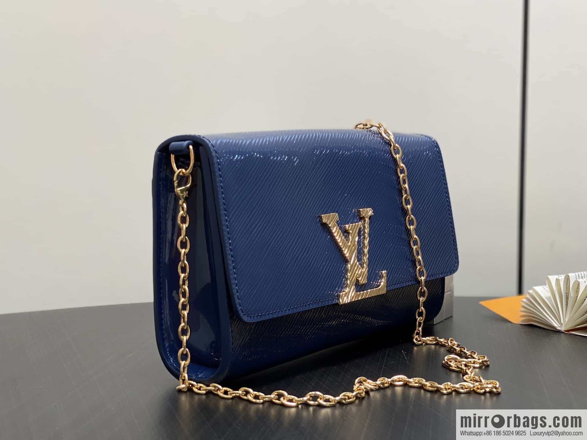 [Boutique‑grade] M13165 blue patent leather water ripple, chain bag sbwPochette Louise chain bag