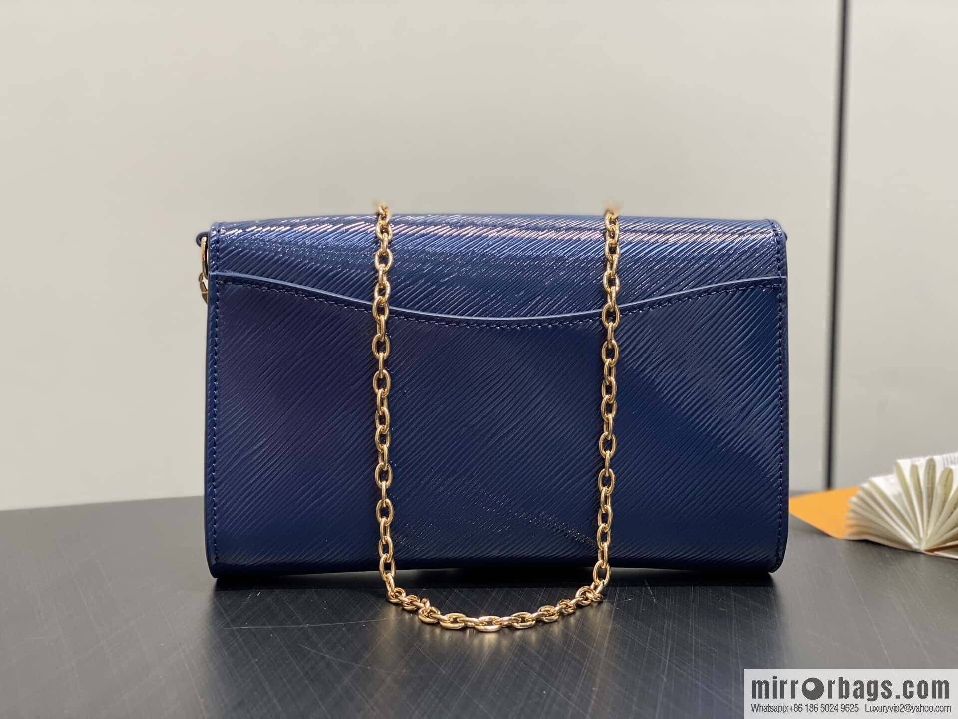 [Boutique‑grade] M13165 blue patent leather water ripple, chain bag sbwPochette Louise chain bag