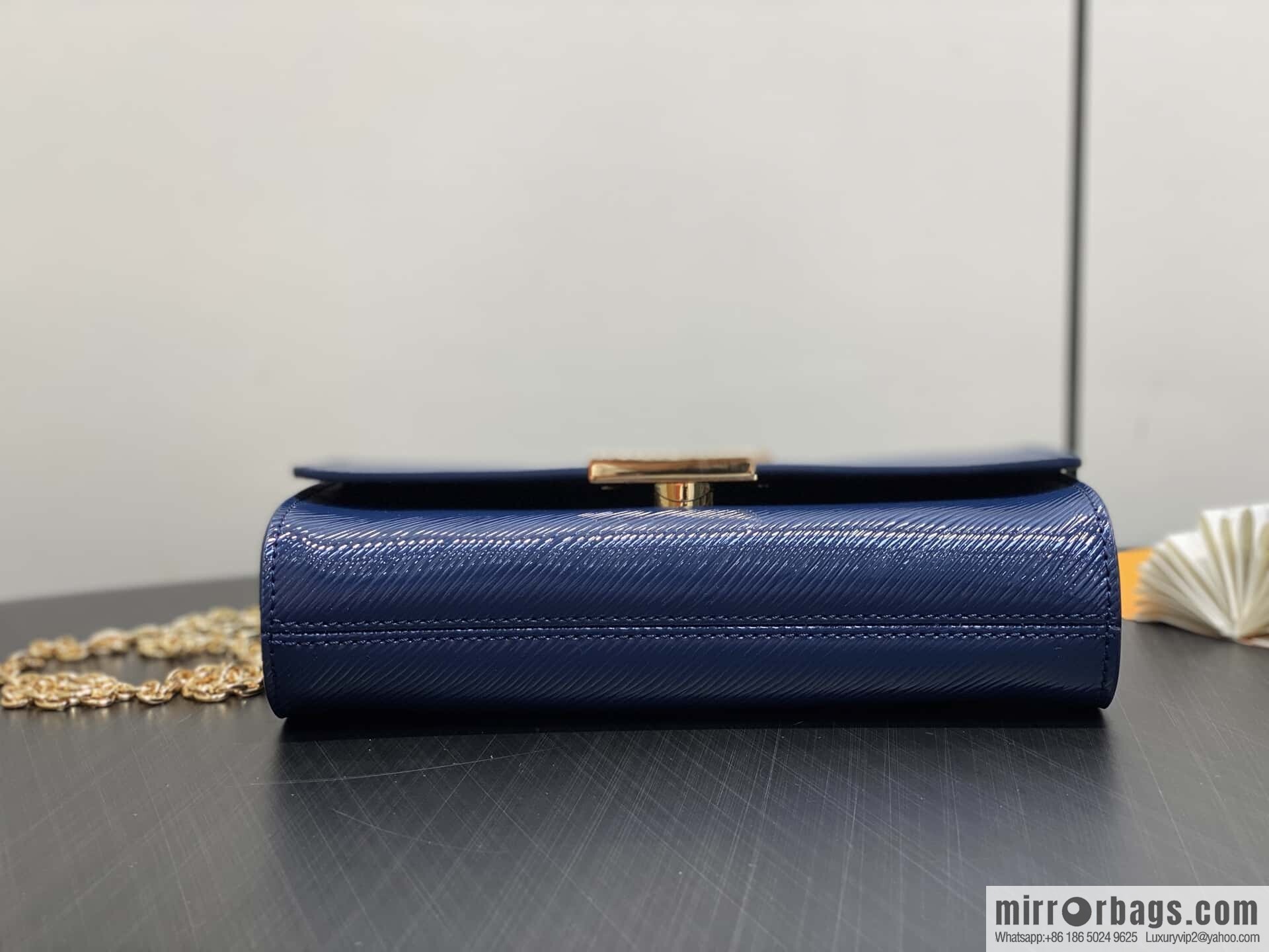 [Boutique‑grade] M13165 blue patent leather water ripple, chain bag sbwPochette Louise chain bag