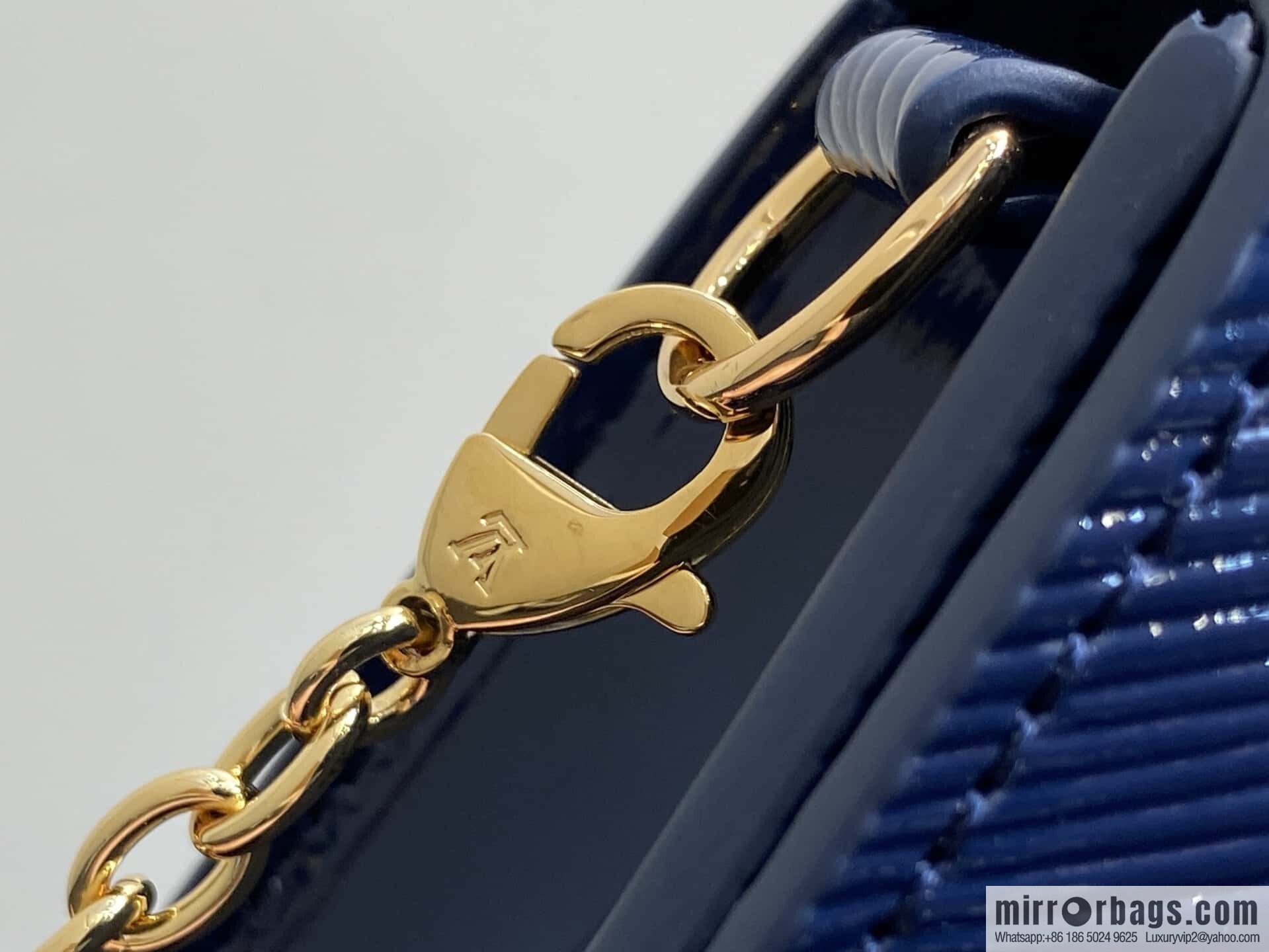 [Boutique‑grade] M13165 blue patent leather water ripple, chain bag sbwPochette Louise chain bag