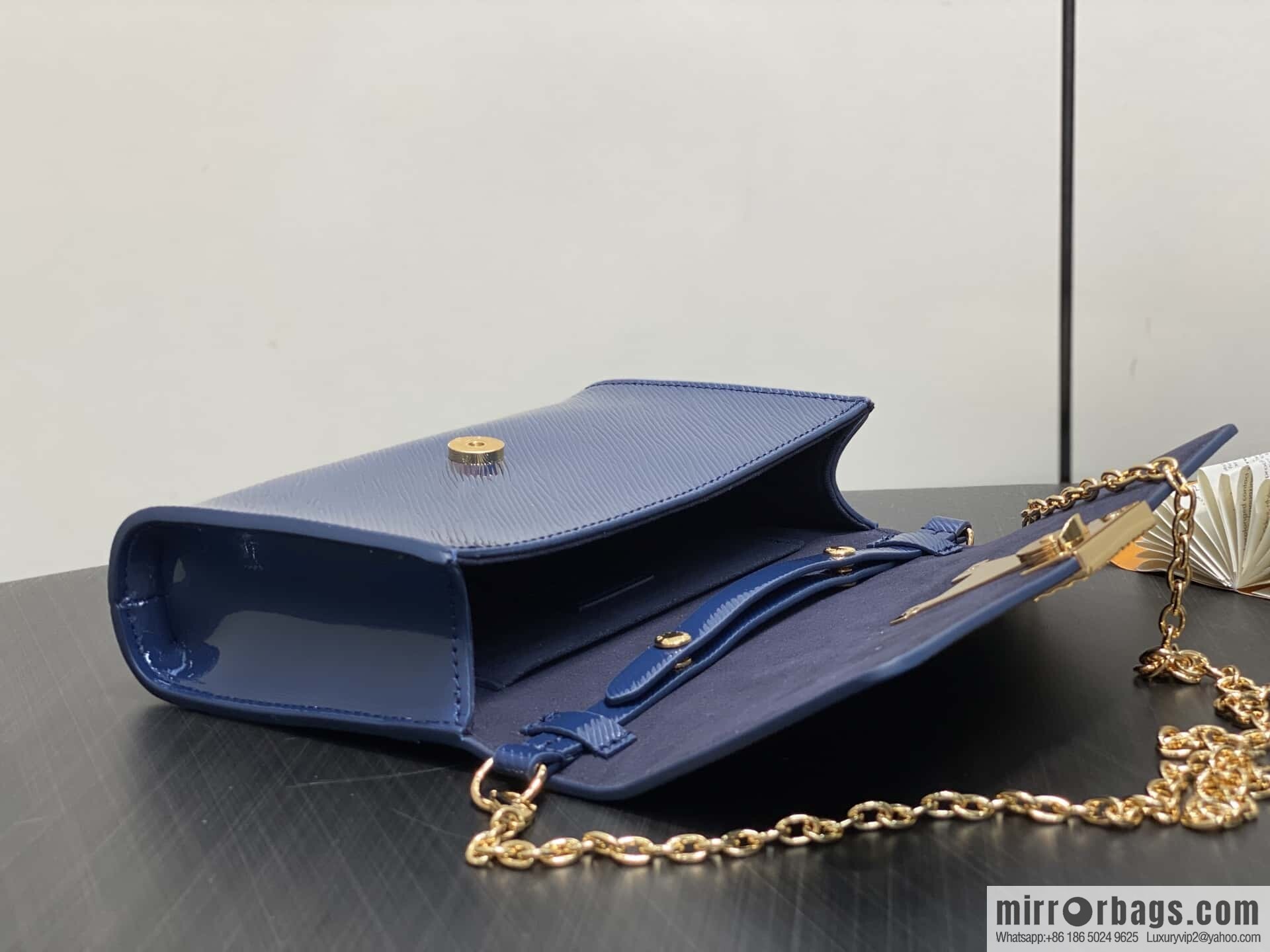 [Boutique‑grade] M13165 blue patent leather water ripple, chain bag sbwPochette Louise chain bag