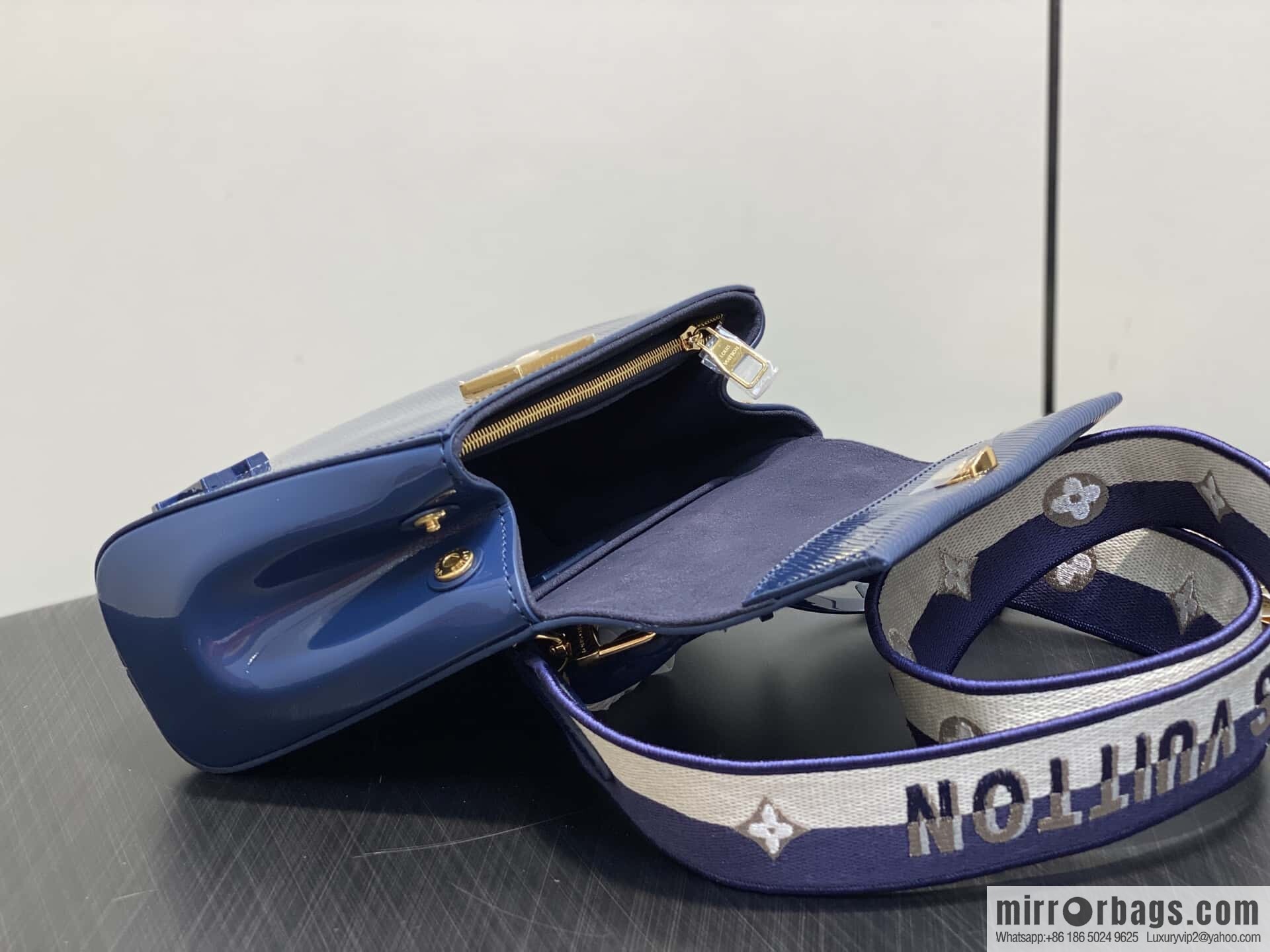 [Boutique‑grade] M58925 blue patent leather, water ripple handbag series CLUNY mini handbag