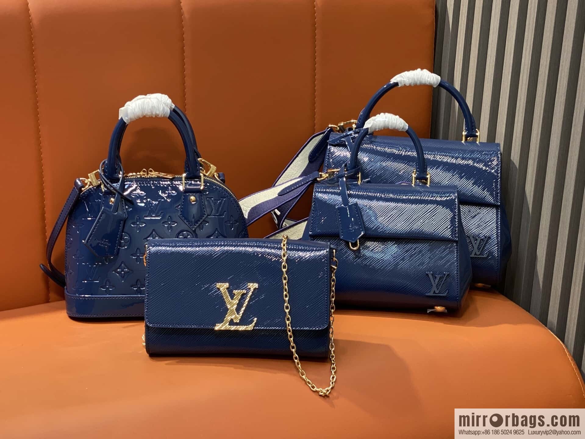[Boutique‑grade] M58925 blue patent leather, water ripple handbag series CLUNY mini handbag