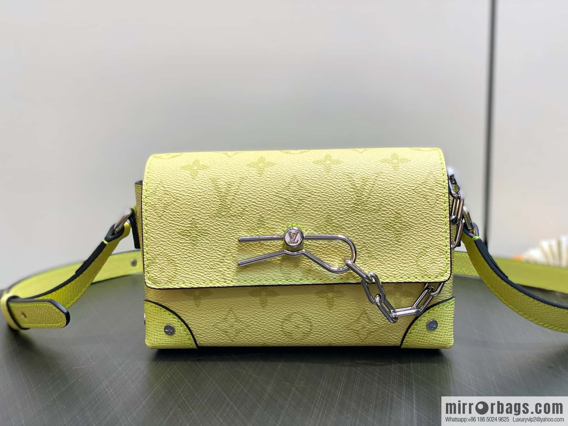 [Boutique‑grade] M14117 lemon yellow, men's bag mini mailman bag Steamer mini handbag