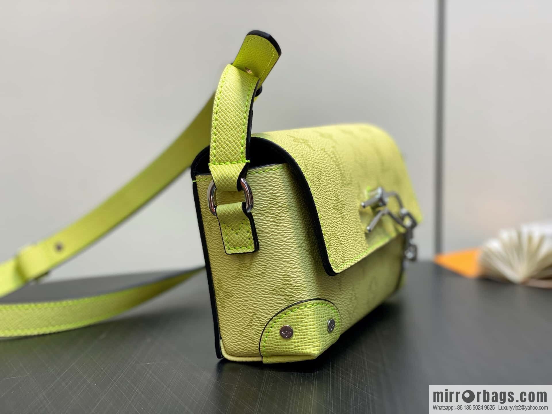 [Boutique‑grade] M14117 lemon yellow, men's bag mini mailman bag Steamer mini handbag