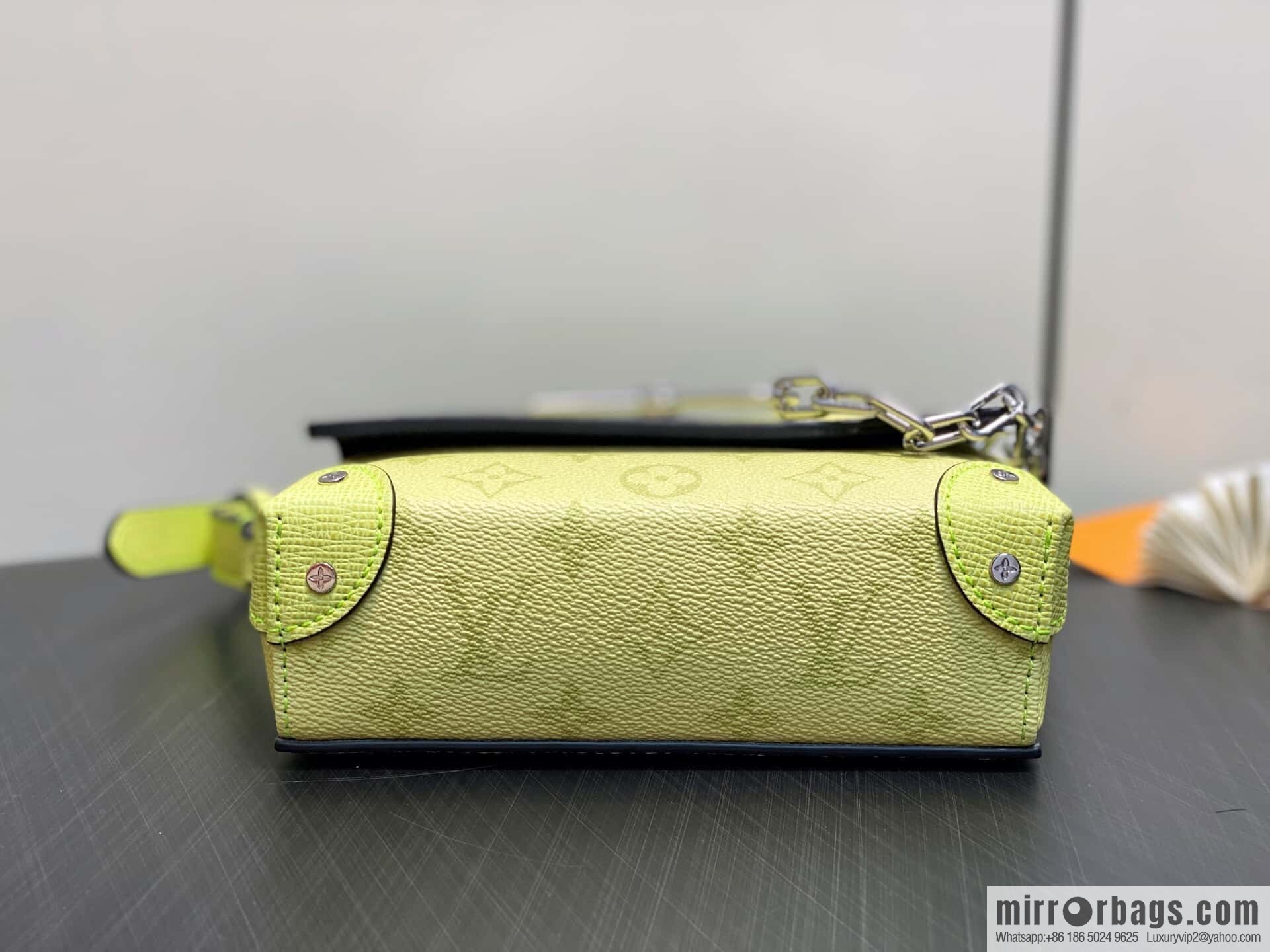 [Boutique‑grade] M14117 lemon yellow, men's bag mini mailman bag Steamer mini handbag