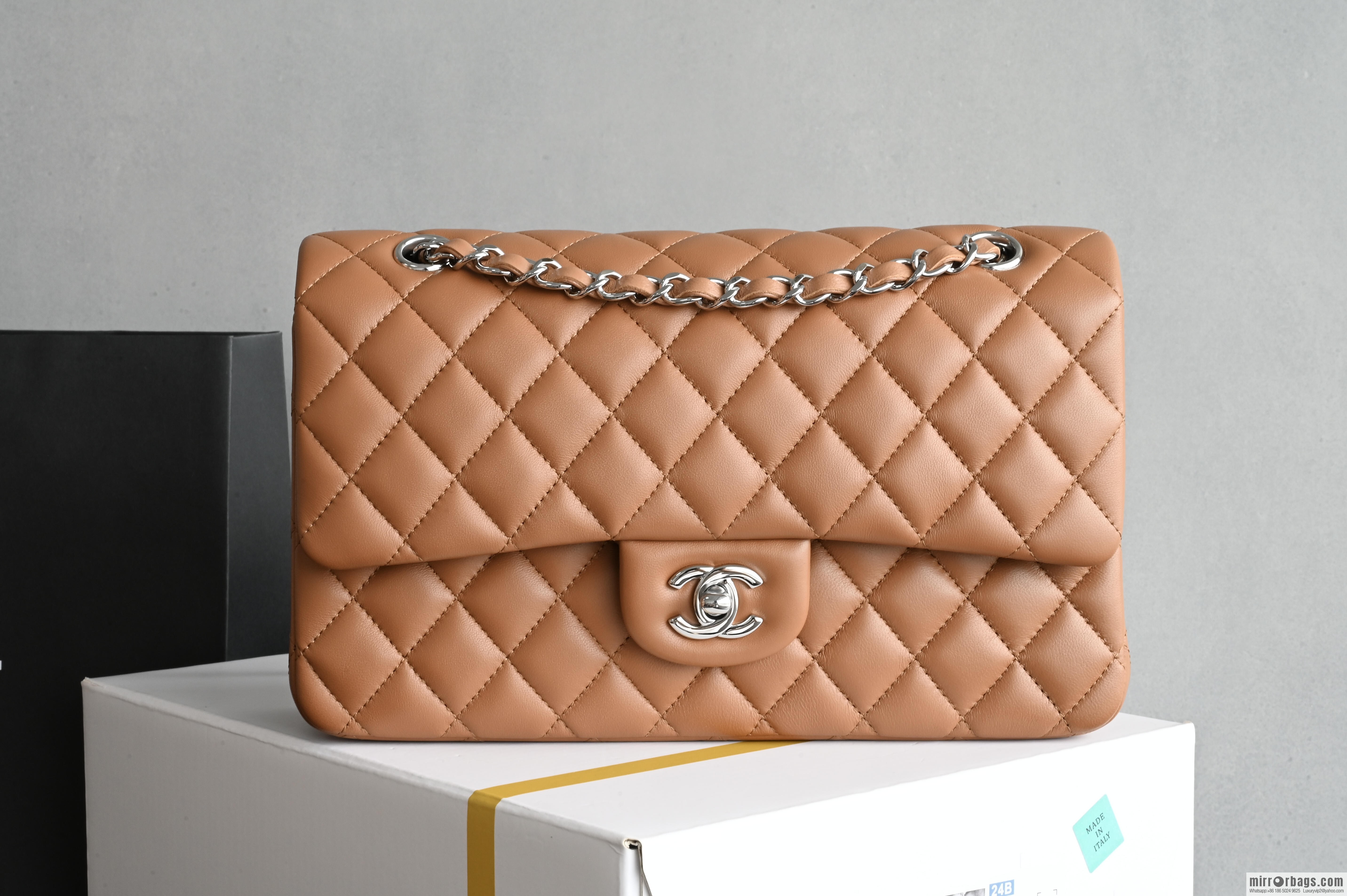 CHANEL π²ππππππ π΅πππ πΌπππππ medium, caramel color A01112 caramel color, silver button