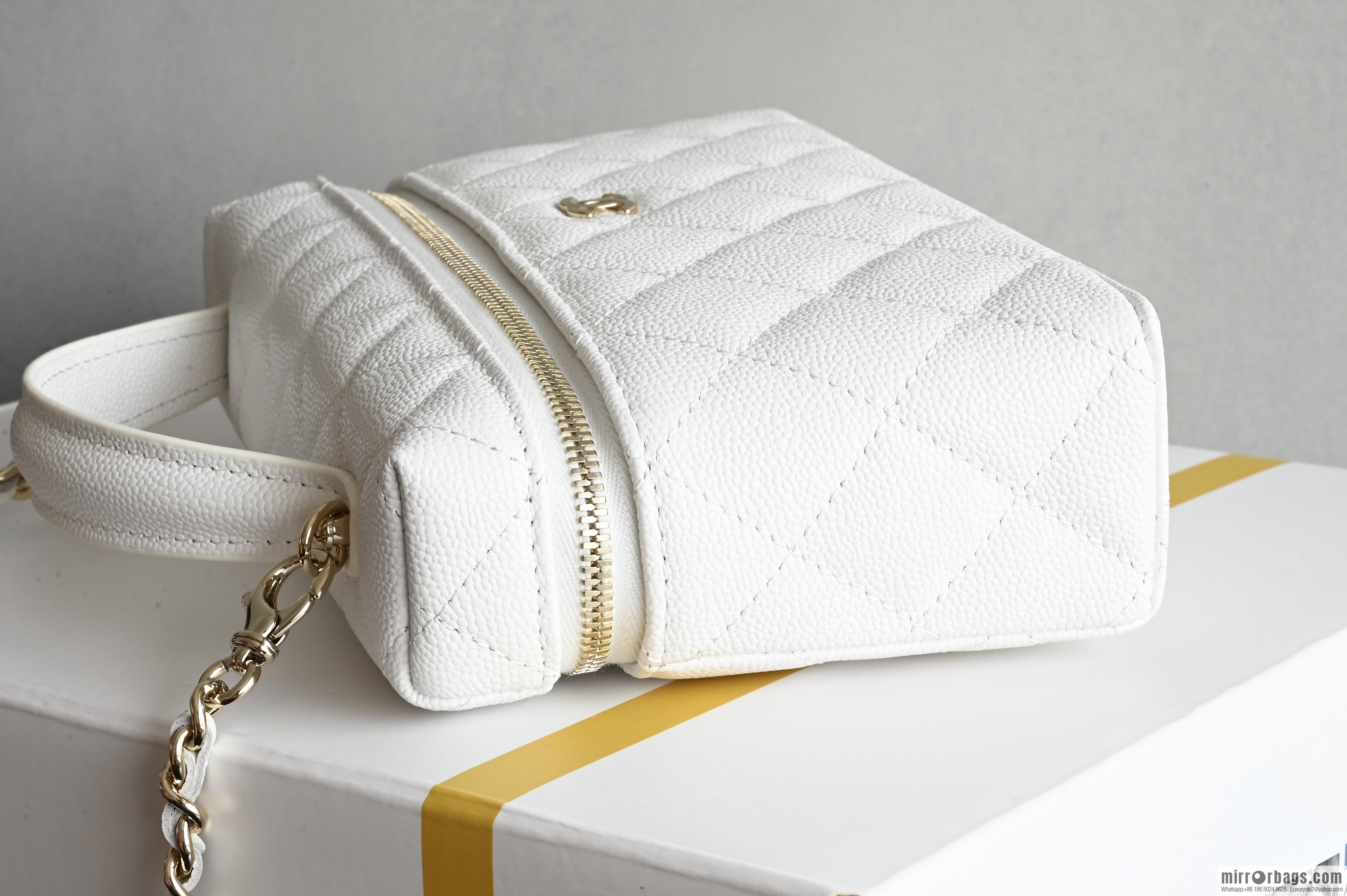 CHANEL 25C Box clutch AP4385 white
