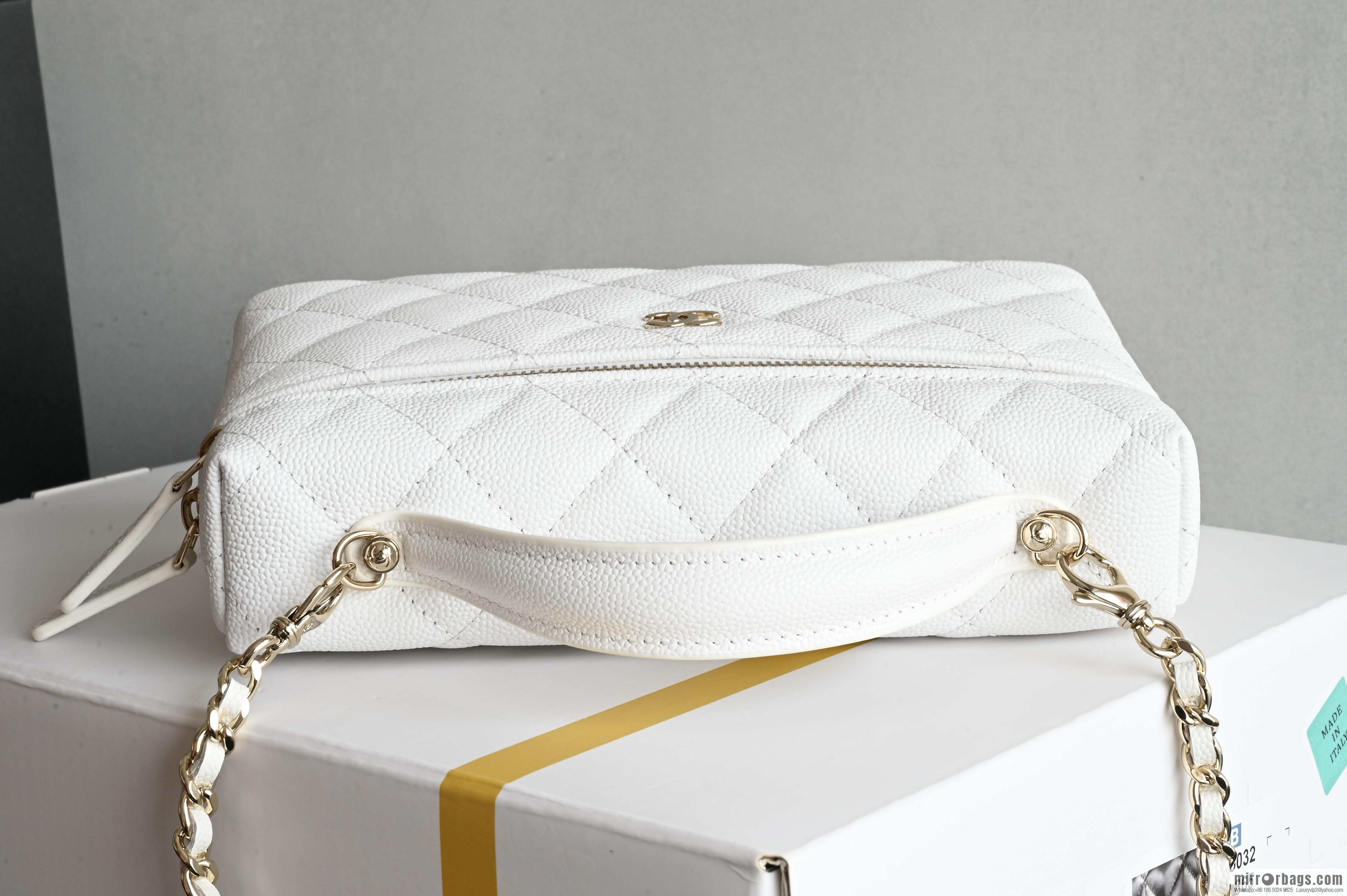 CHANEL 25C Box clutch AP4385 white