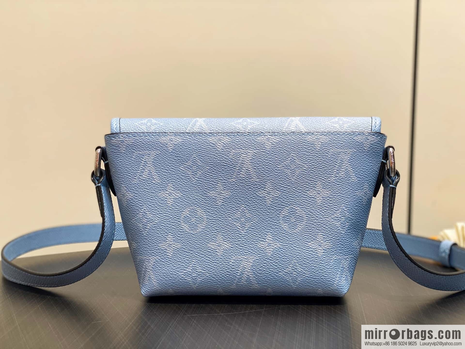 [Boutique‑grade] M14116 light blue, men's bag messenger bag Pulse mini handbag