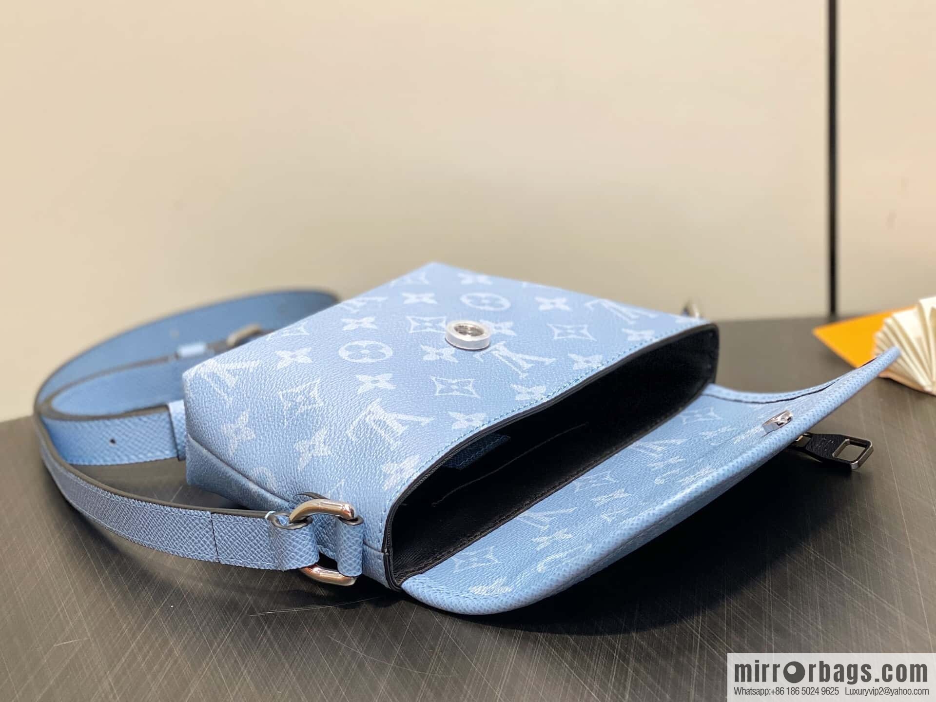 [Boutique‑grade] M14116 light blue, men's bag messenger bag Pulse mini handbag