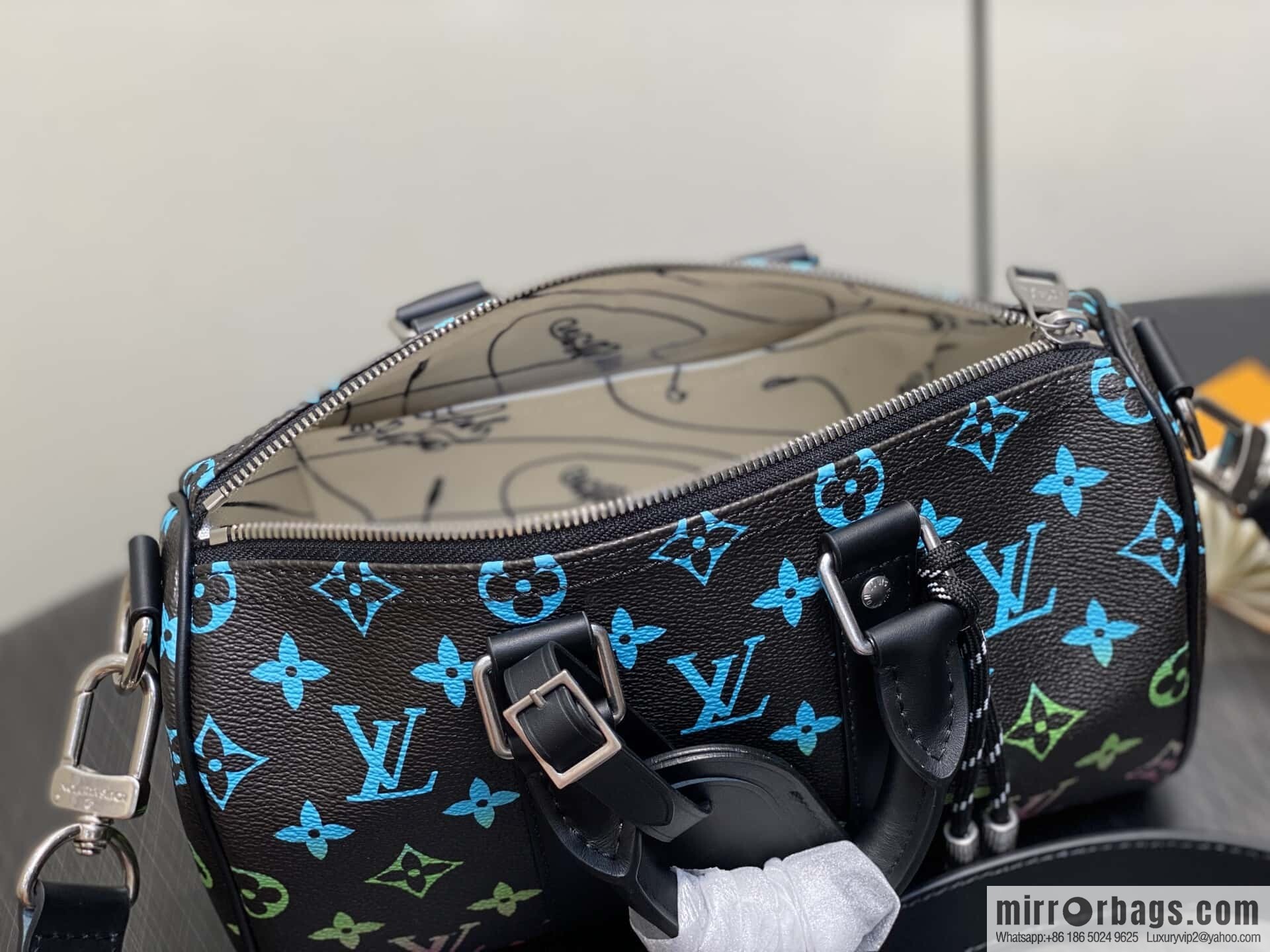 [Boutique‑grade] M13935 black gradual change men's bag pillow bag Keepall 25 handbag