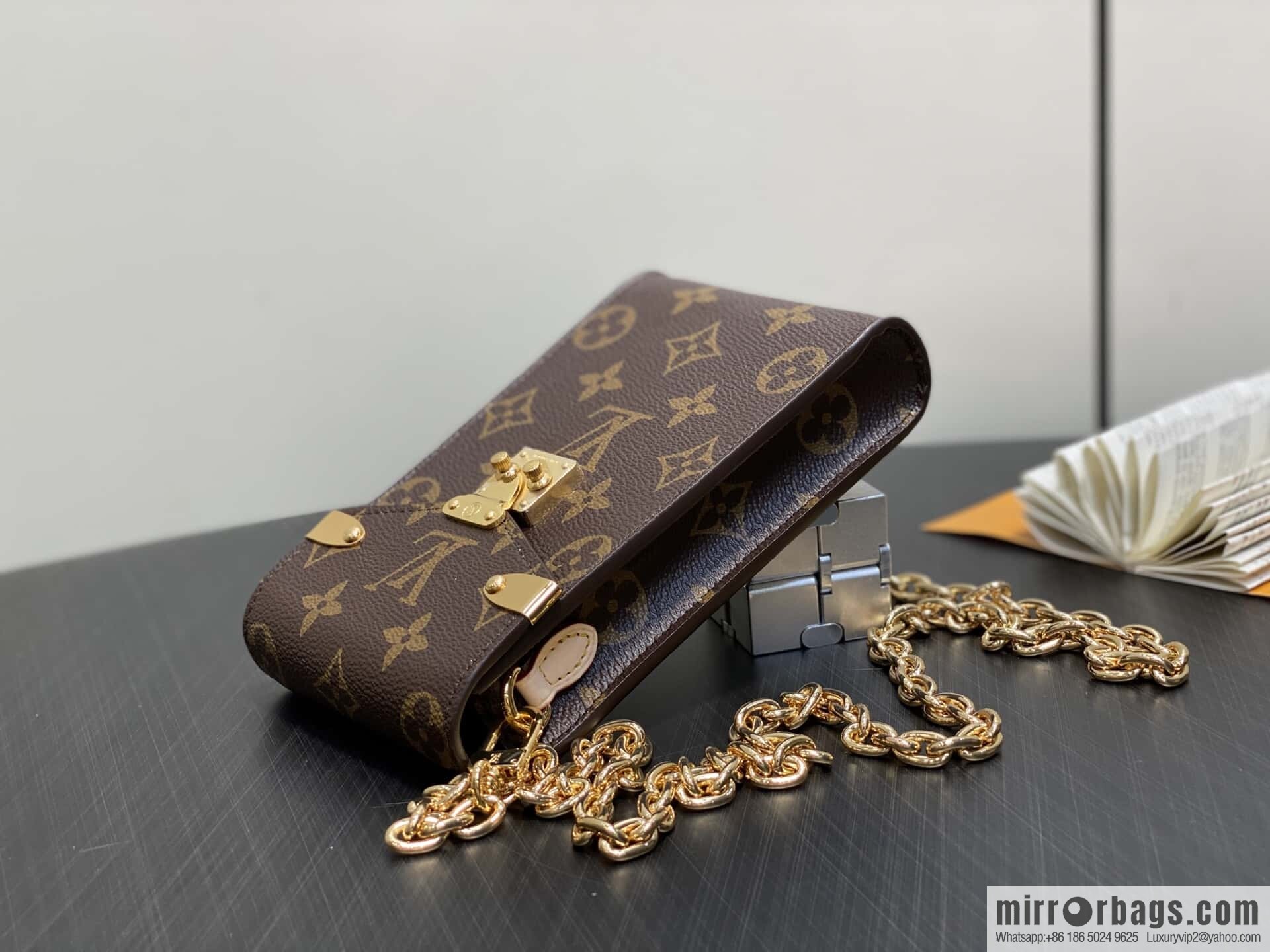 [Boutique‑grade] M13572 presbyopia, mobile phone bag chain bag, the new MÉTIS mobile phone bag of the season