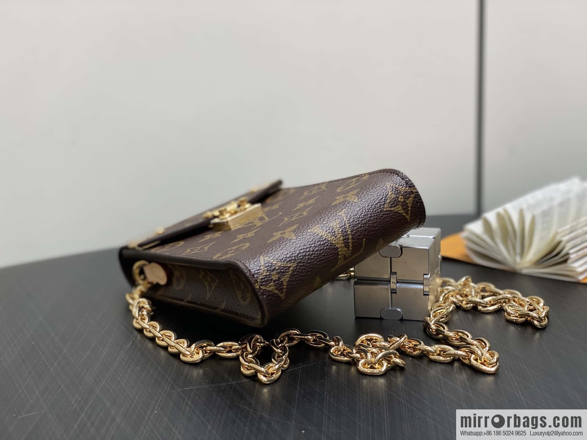[Boutique‑grade] M13572 presbyopia, mobile phone bag chain bag, the new MÉTIS mobile phone bag of the season