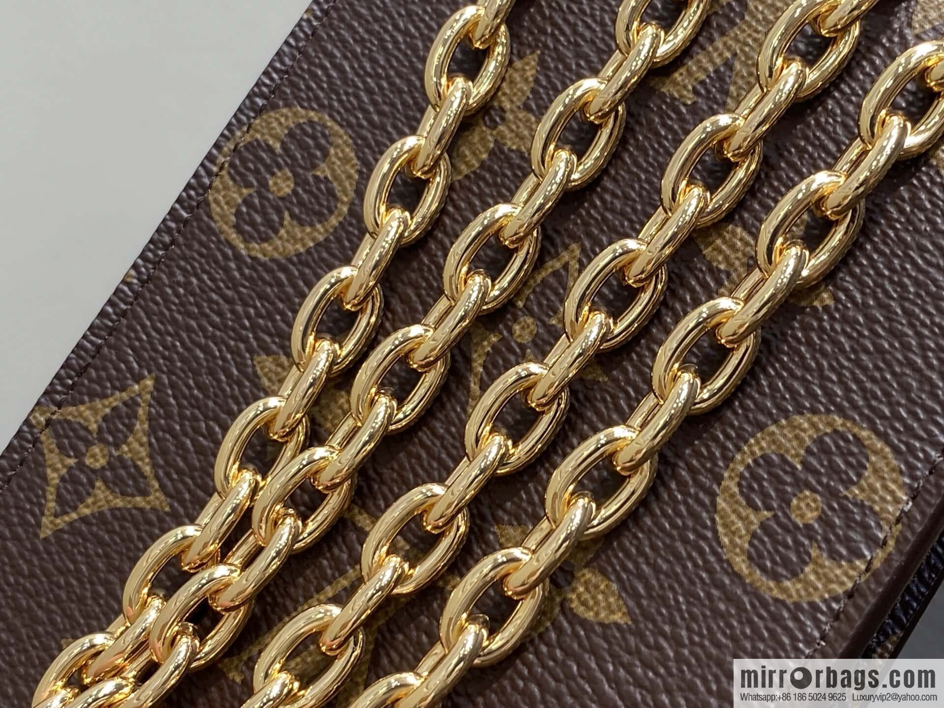 [Boutique‑grade] M13572 presbyopia, mobile phone bag chain bag, the new MÉTIS mobile phone bag of the season