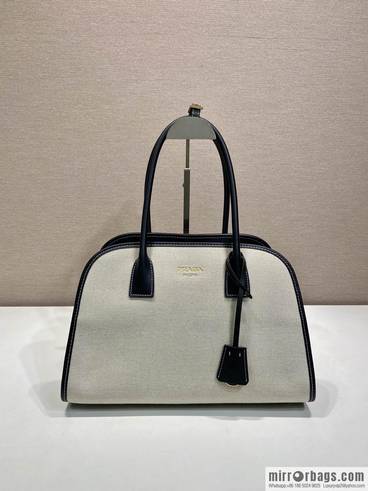 PRADA's new tote bag 1BG572