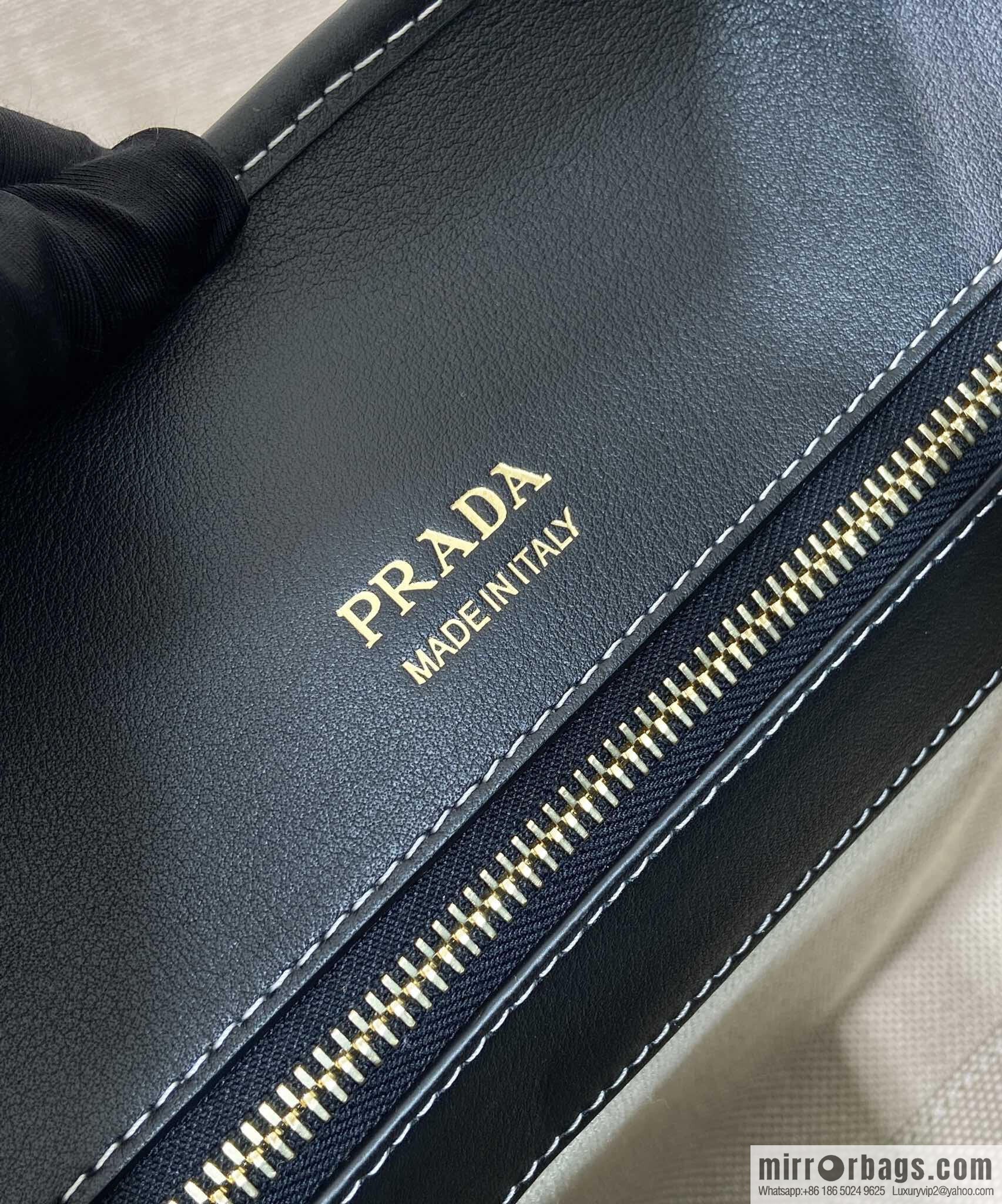 PRADA's new tote bag 1BG572