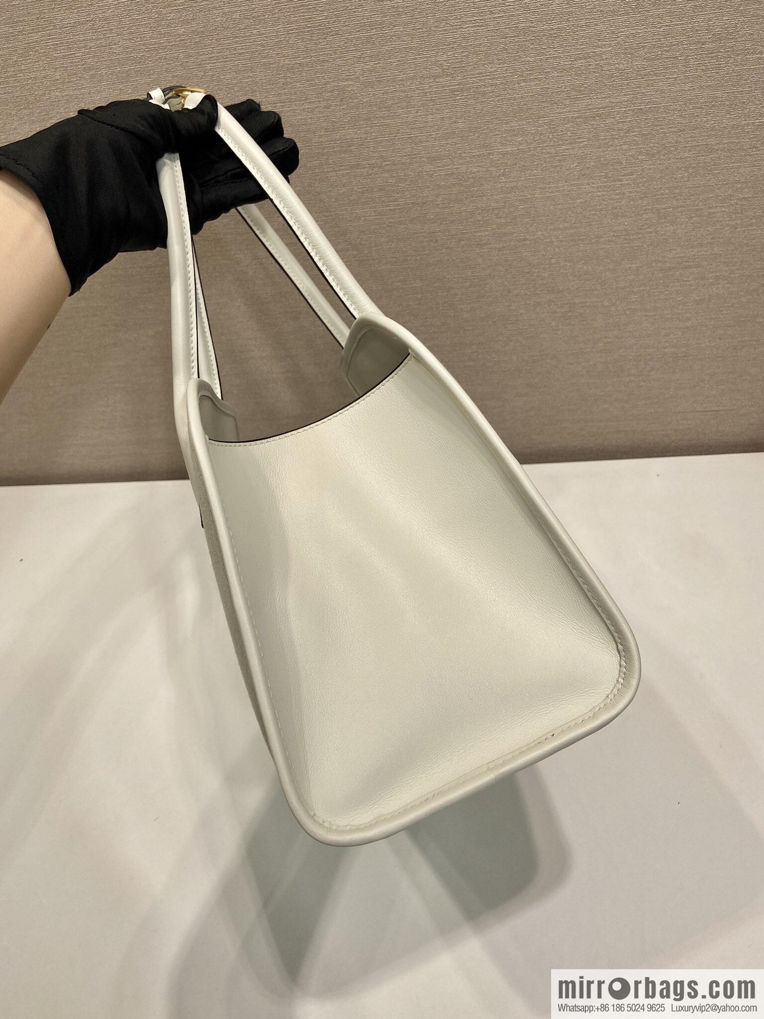 PRADA's new tote bag 1BG572