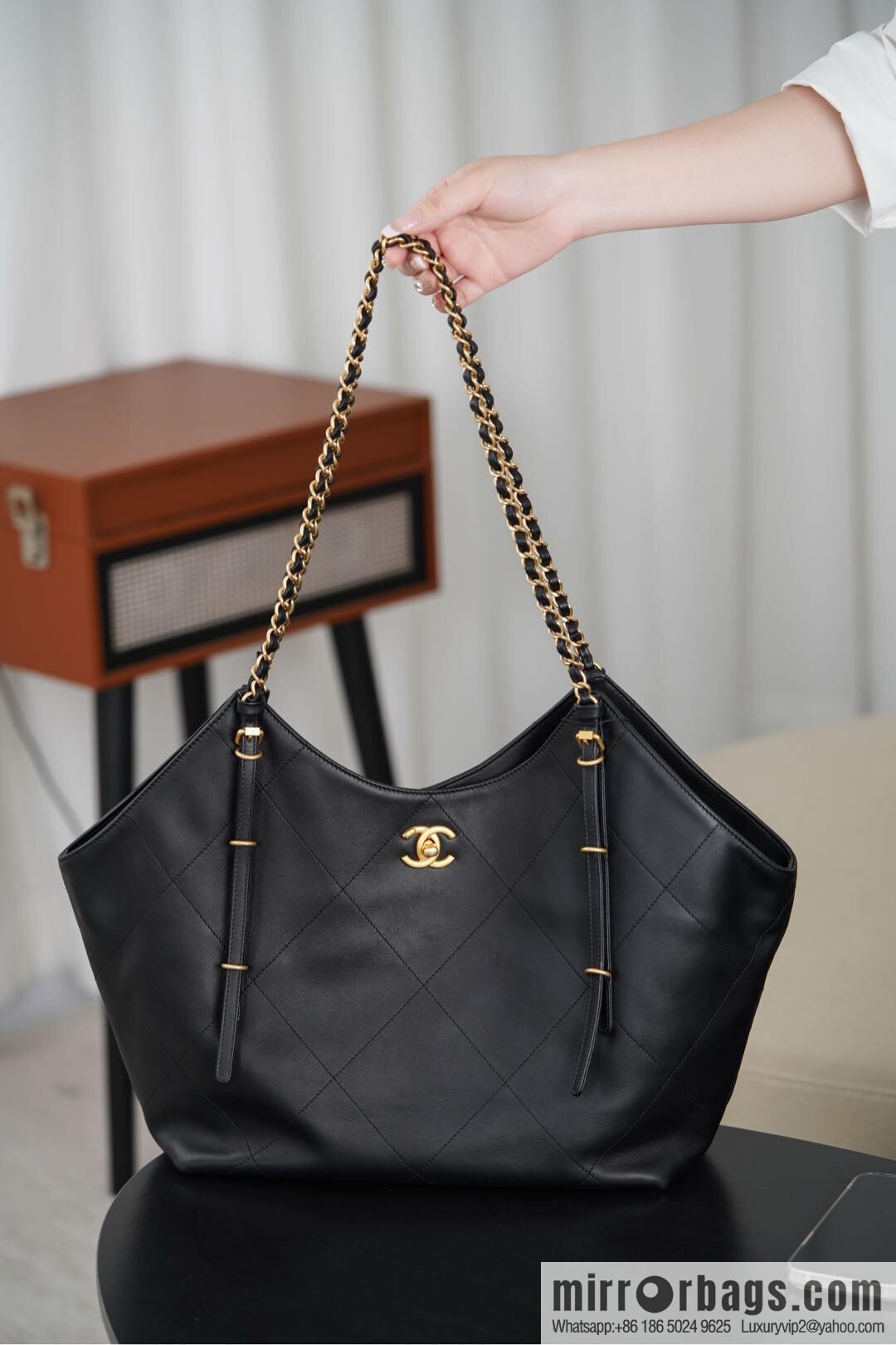 𝐂𝐇𝐀𝐍𝐄𝐋 𝟐𝟓𝐒 𝐆𝐃 same 𝐌𝐀𝐗𝐈 𝐓𝐨𝐭𝐞 black gold 🖤 large AS5466 B20565 94305
